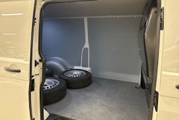 valkoinen Volkswagen Transporter 2019 kuva 13.