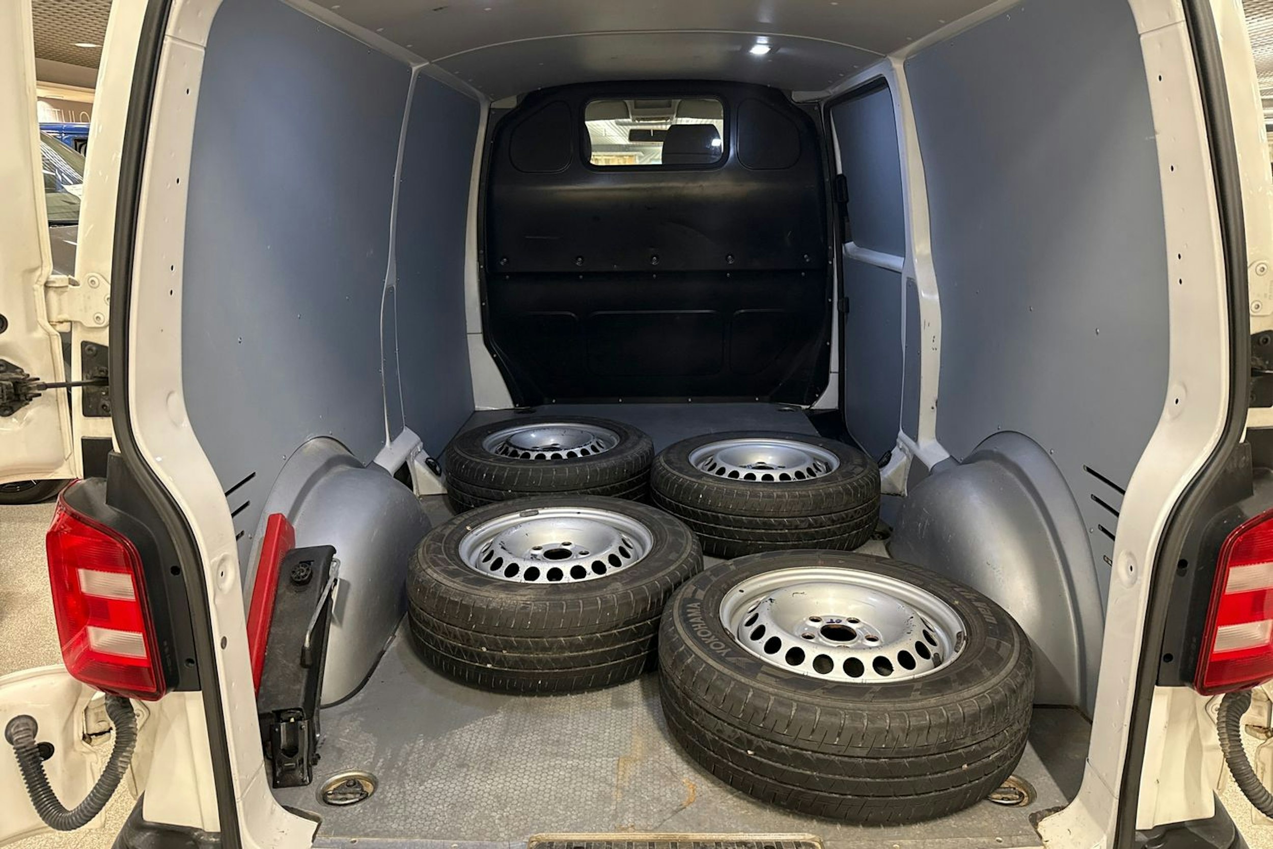 valkoinen Volkswagen Transporter 2019 kuva 15.