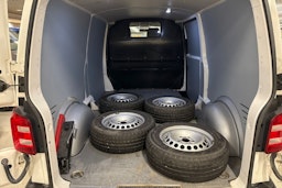 valkoinen Volkswagen Transporter 2019 kuva 15.