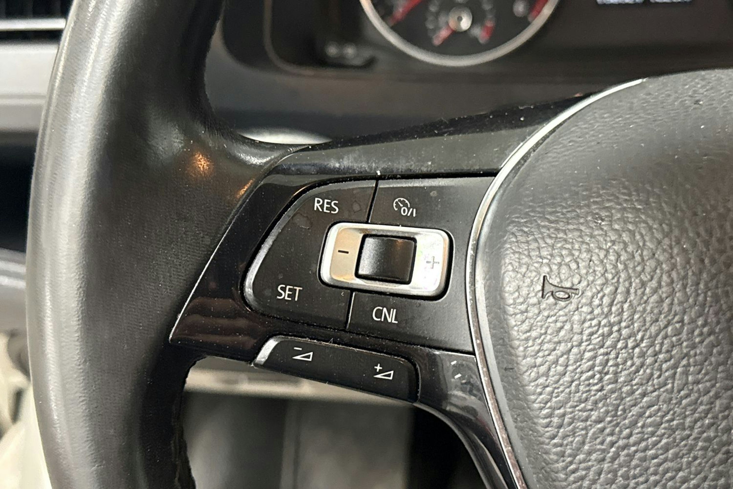 valkoinen Volkswagen Transporter 2019 kuva 16.