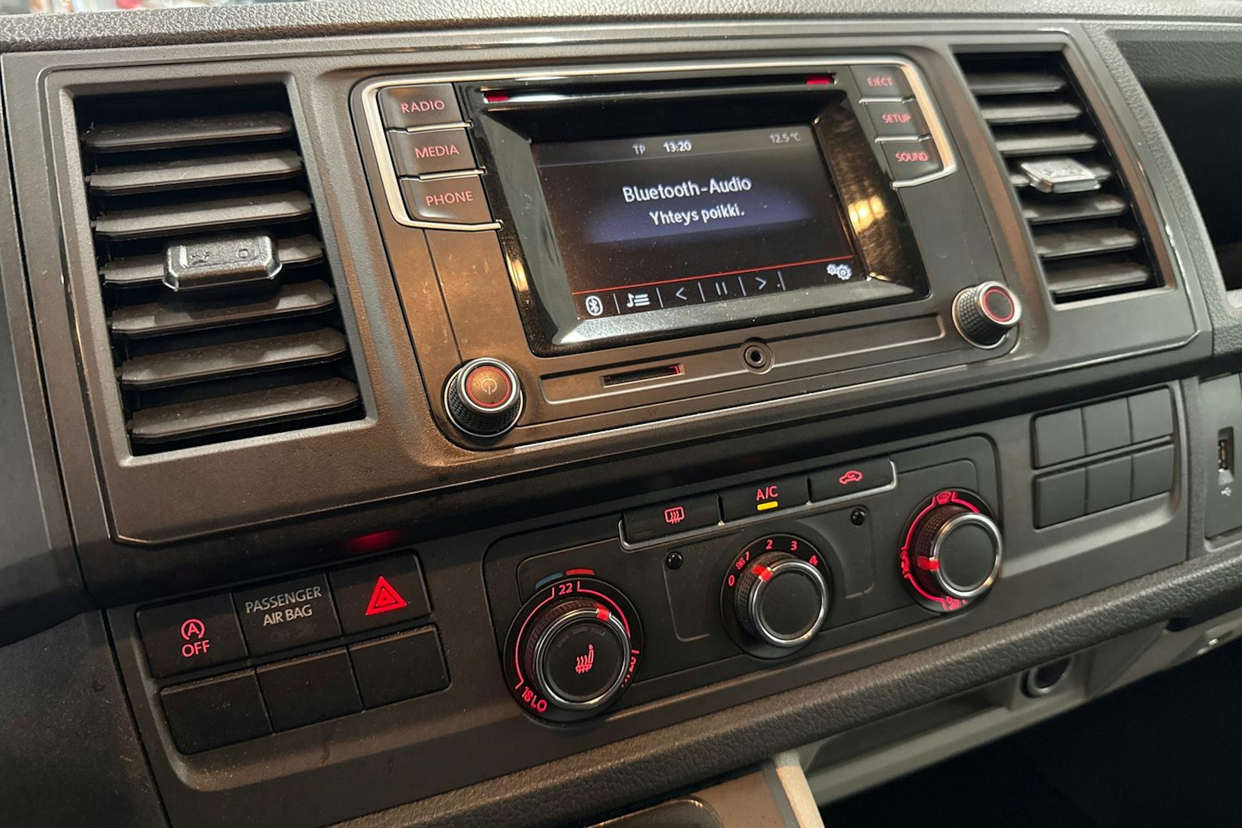 valkoinen Volkswagen Transporter 2019 kuva 18.