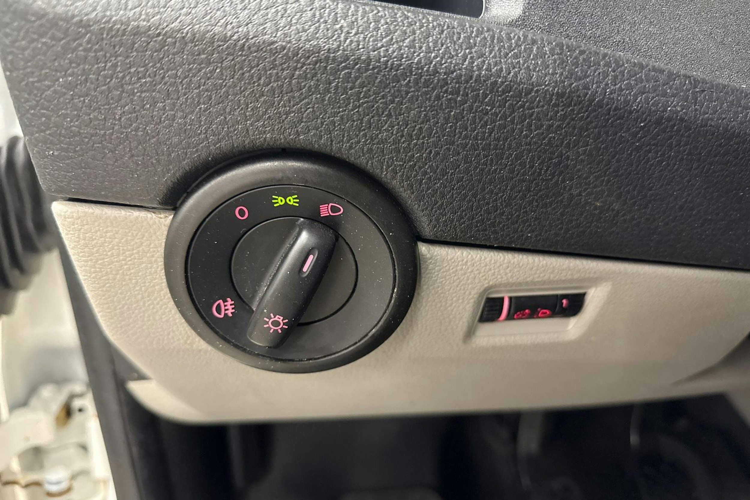 valkoinen Volkswagen Transporter 2019 kuva 21.