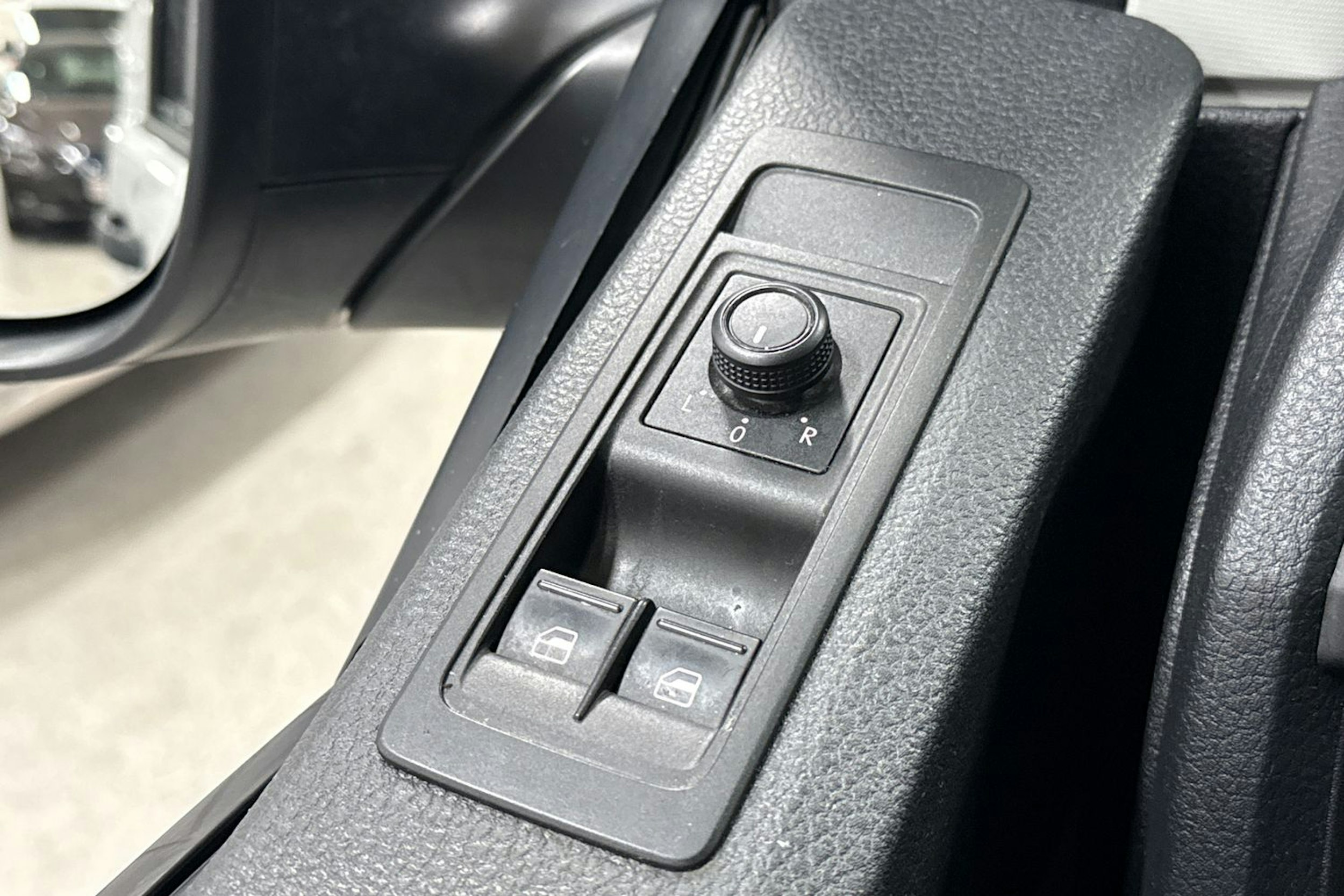 valkoinen Volkswagen Transporter 2019 kuva 22.