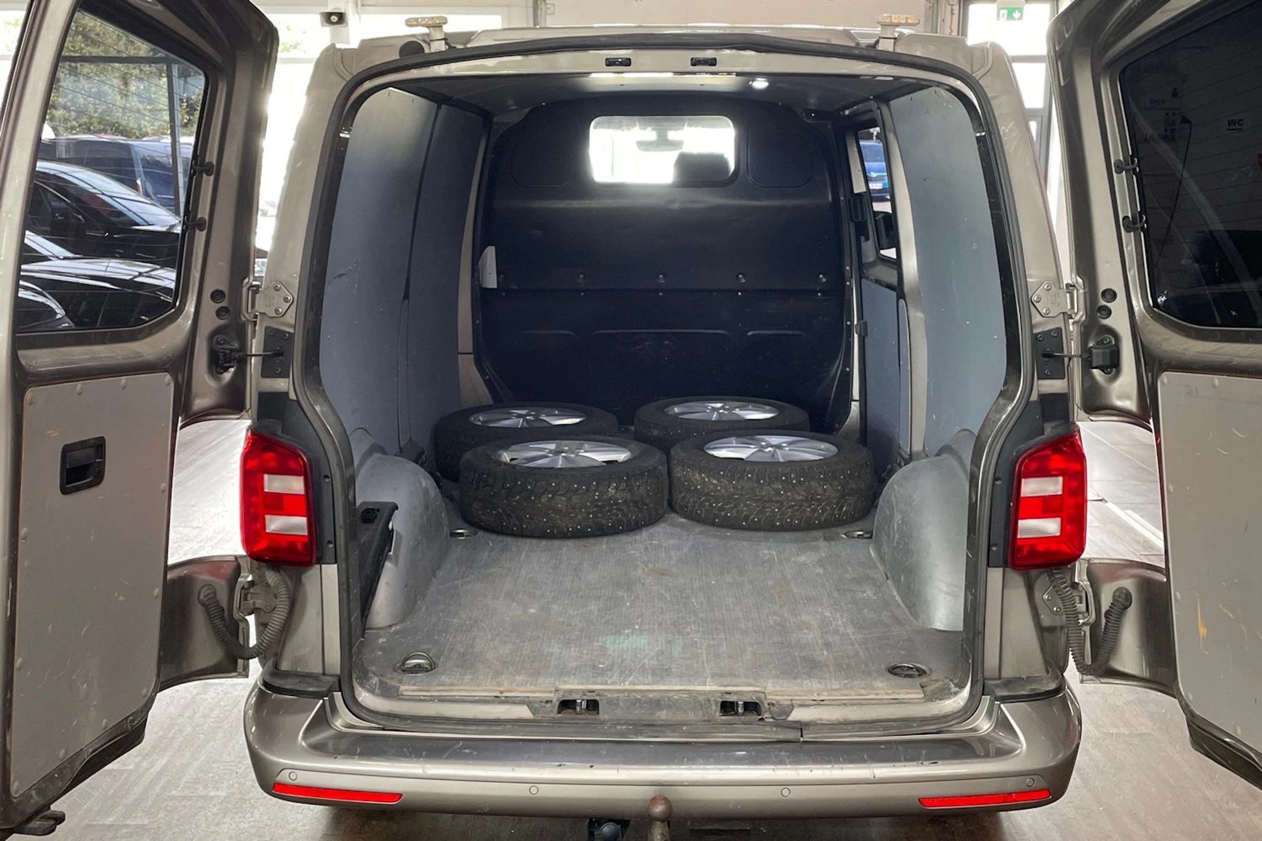 Ruskea (beige) Volkswagen TRANSPORTER 2019 kuva 22.