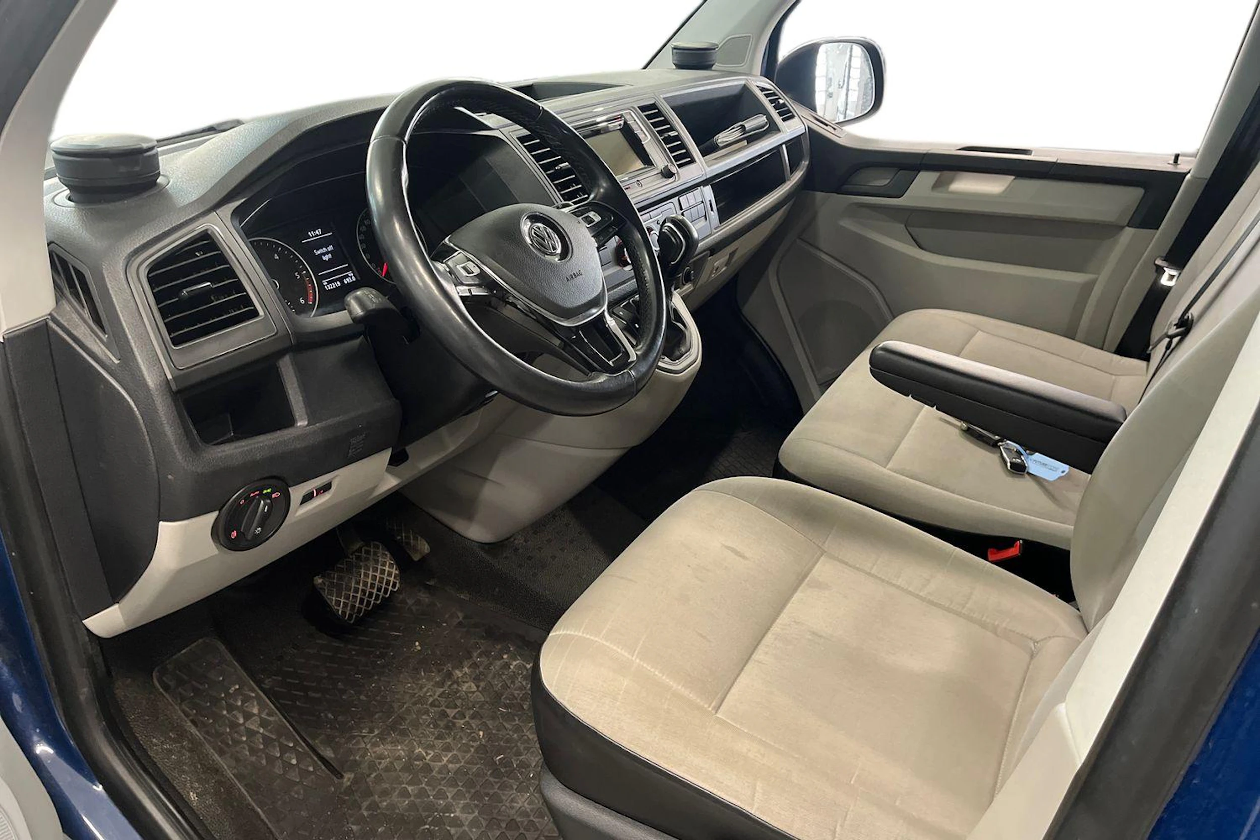 sininen Volkswagen Transporter 2019 kuva 3.