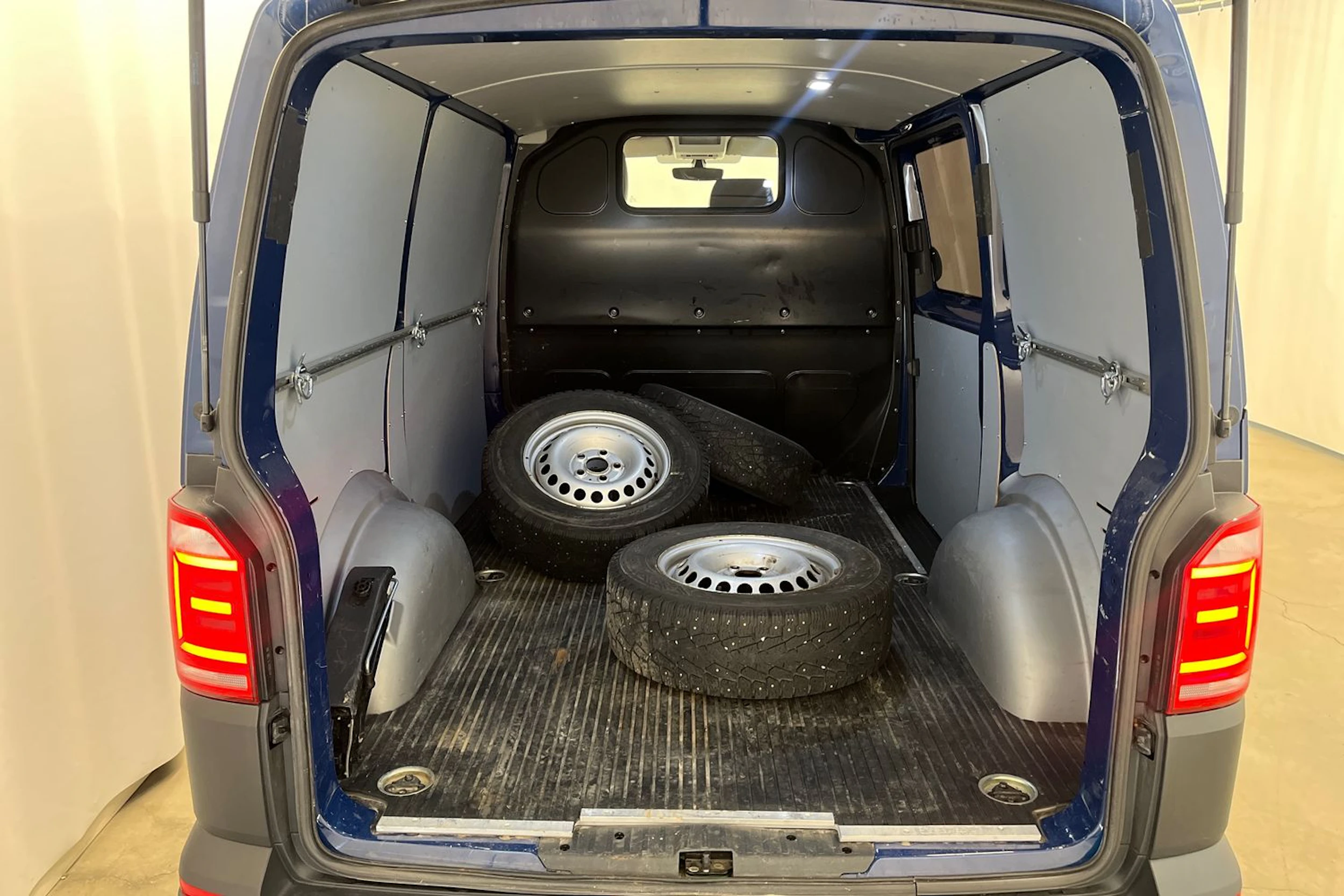 sininen Volkswagen Transporter 2019 kuva 15.