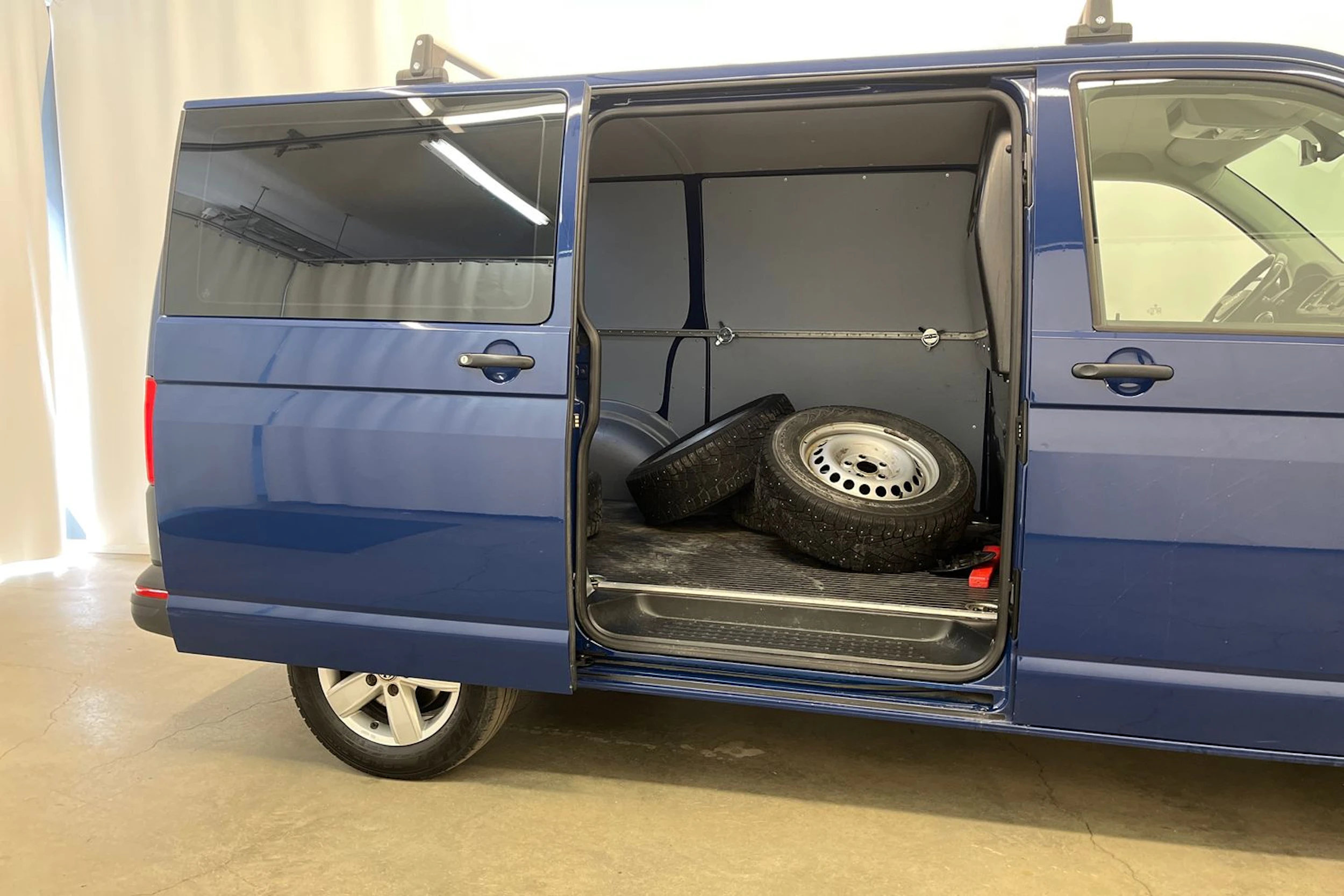 sininen Volkswagen Transporter 2019 kuva 17.