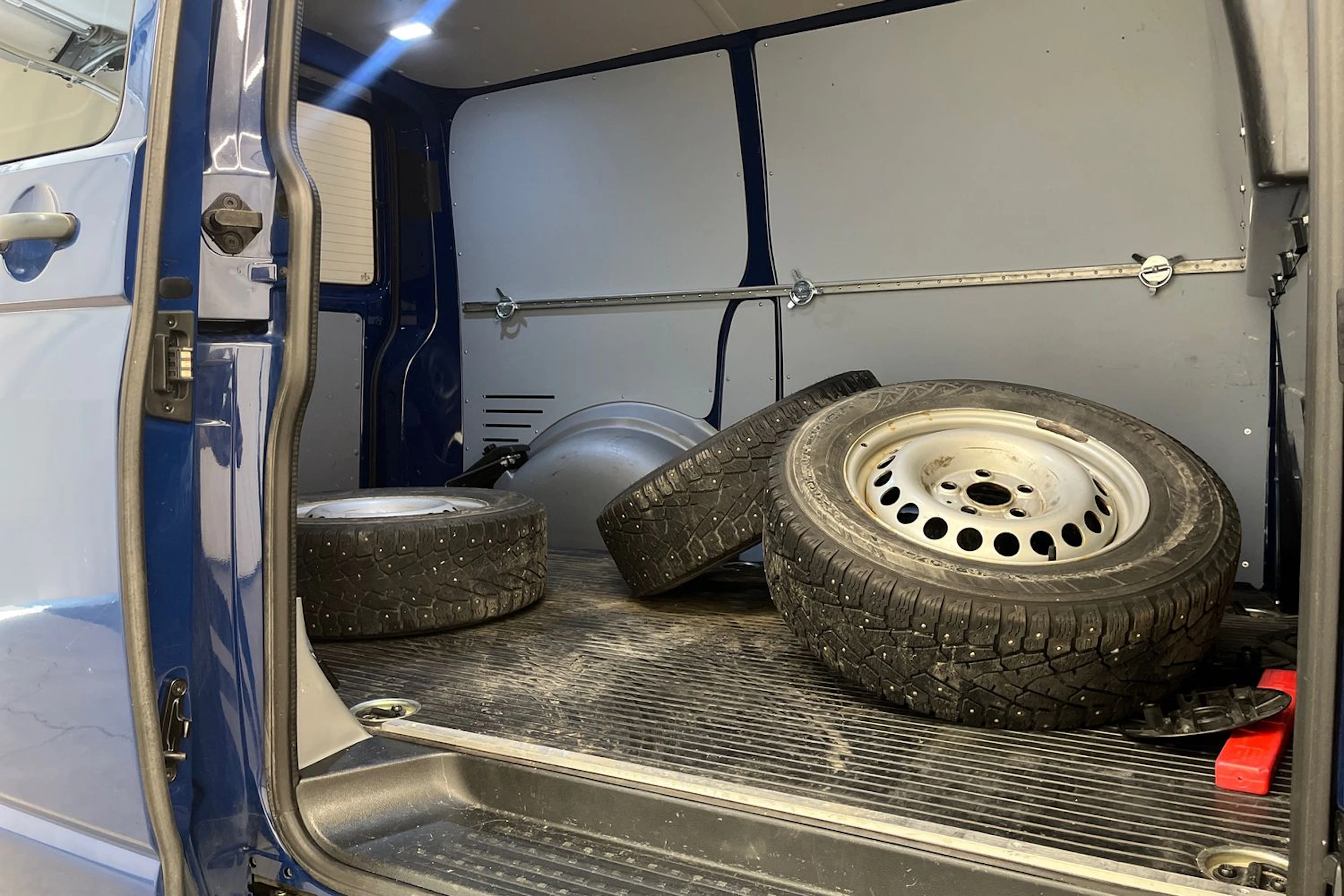 sininen Volkswagen Transporter 2019 kuva 18.