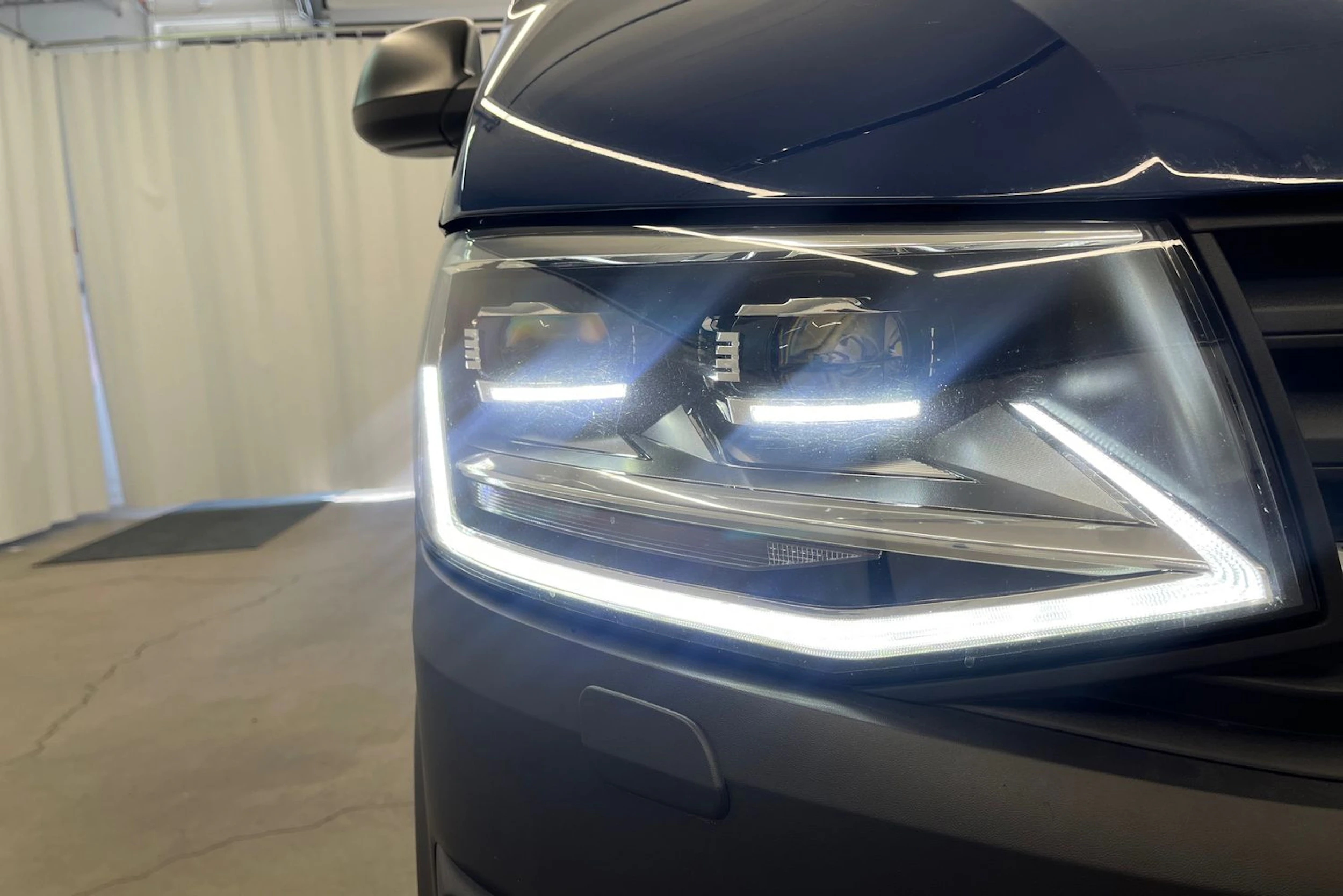 sininen Volkswagen Transporter 2019 kuva 20.