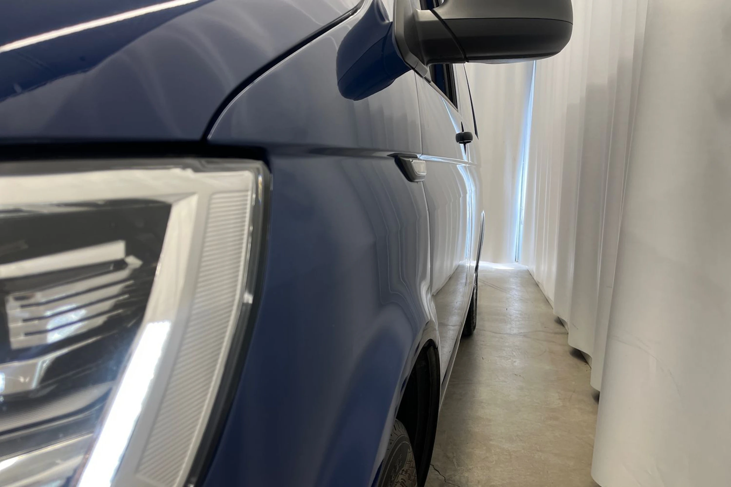 sininen Volkswagen Transporter 2019 kuva 22.