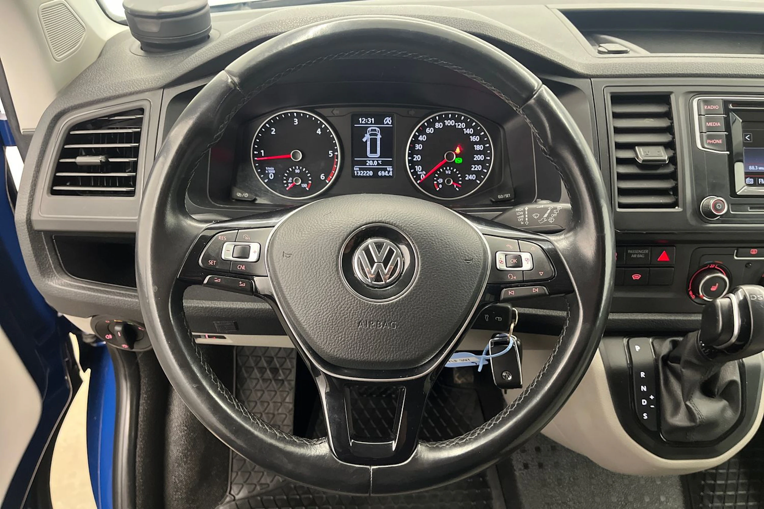 sininen Volkswagen Transporter 2019 kuva 23.