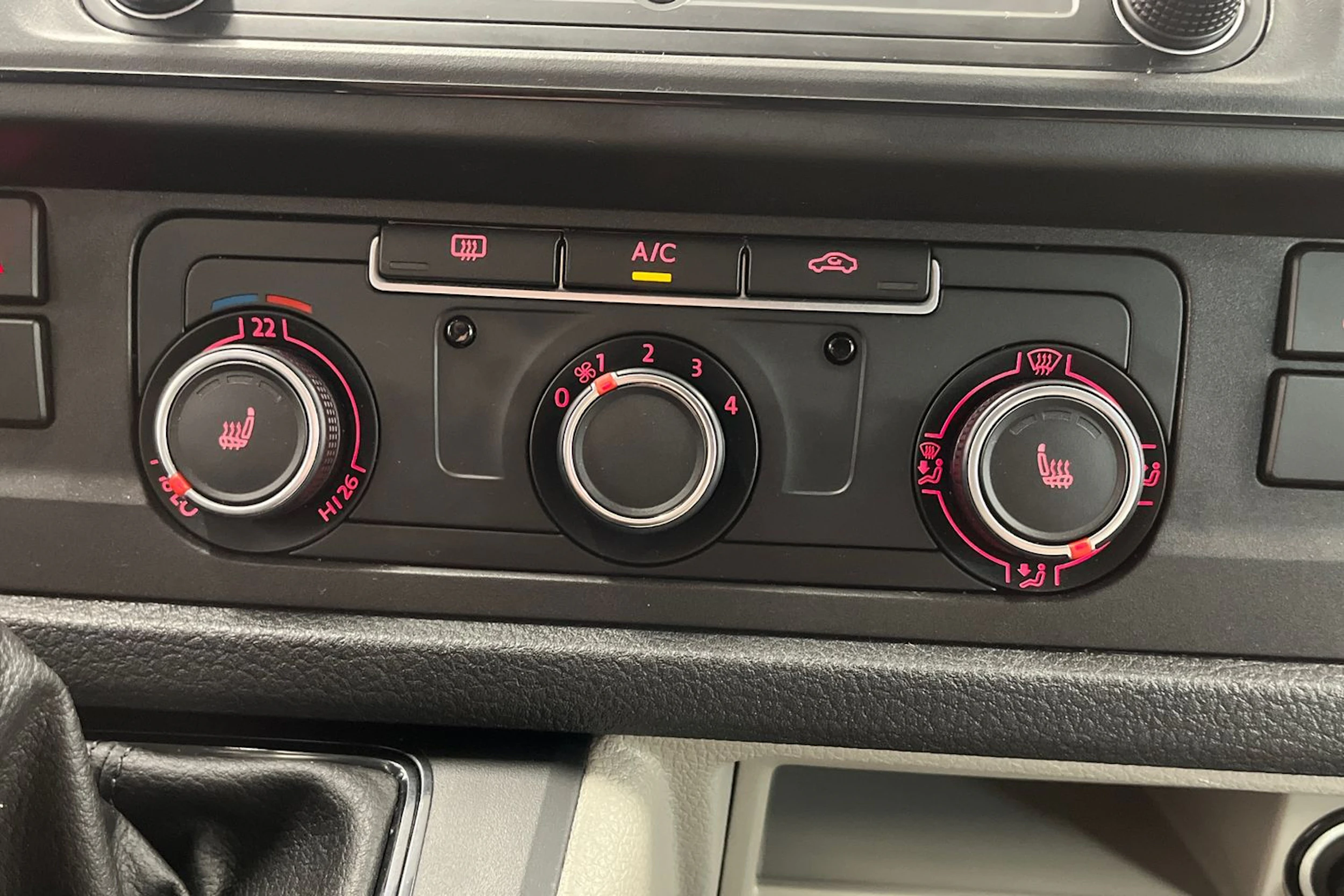 sininen Volkswagen Transporter 2019 kuva 27.