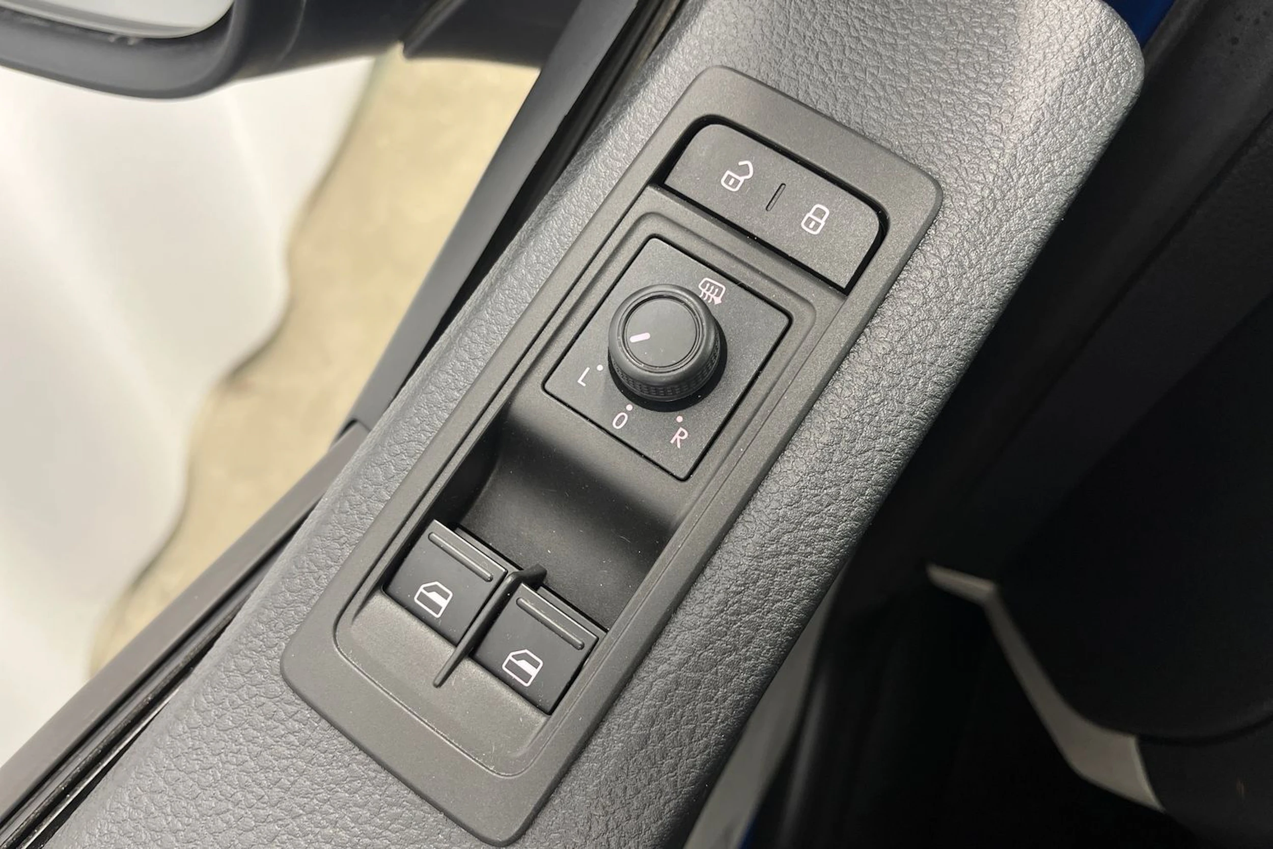 sininen Volkswagen Transporter 2019 kuva 34.