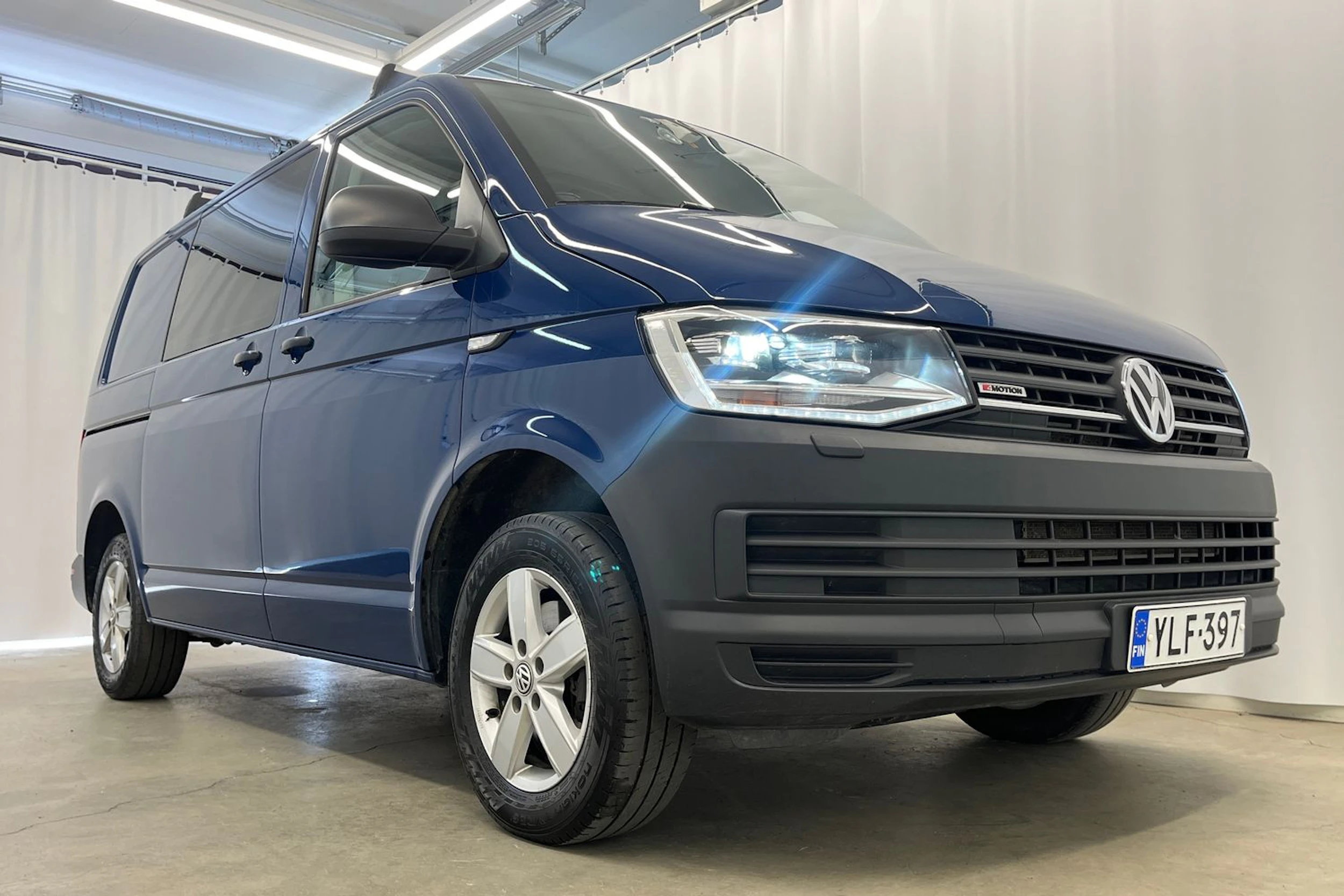 sininen Volkswagen Transporter 2019 kuva 35.