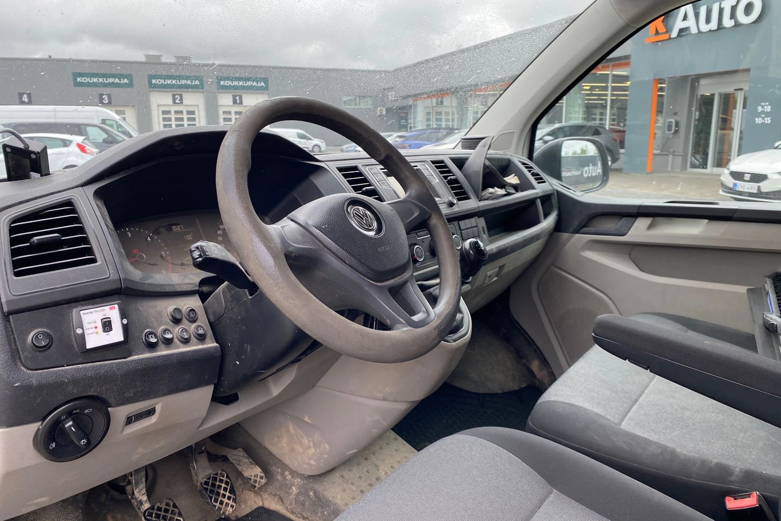 valkoinen Volkswagen Transporter 2019 kuva 4.