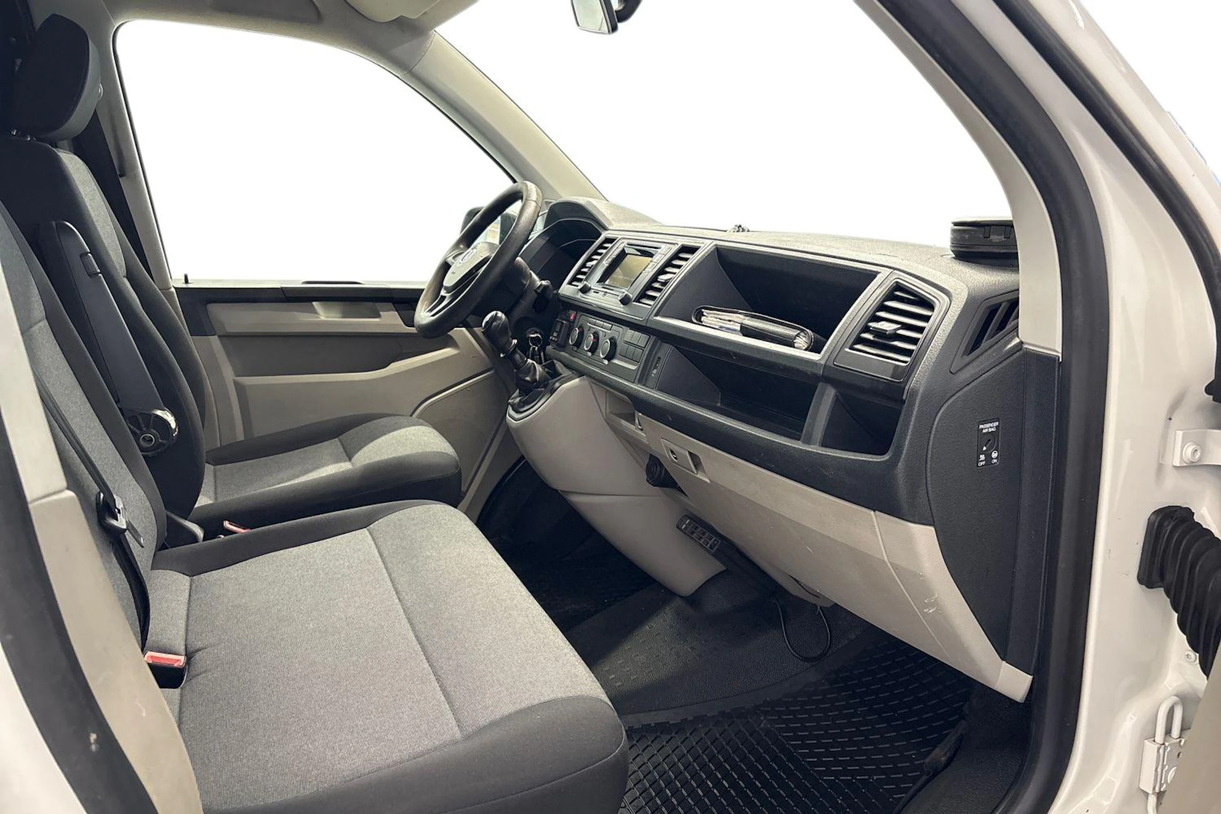 valkoinen Volkswagen Transporter 2019 kuva 9.