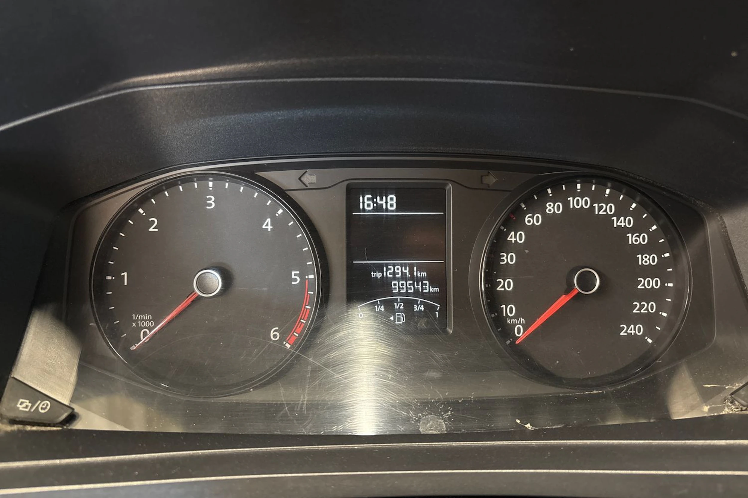 valkoinen Volkswagen Transporter 2019 kuva 13.