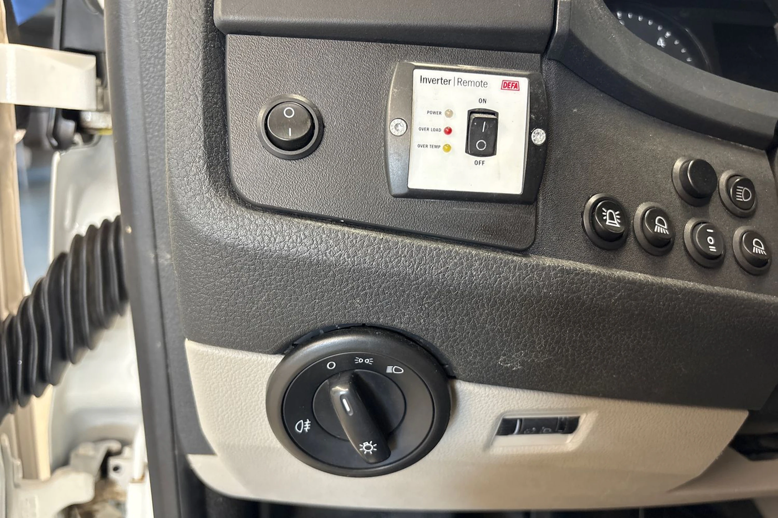 valkoinen Volkswagen Transporter 2019 kuva 16.
