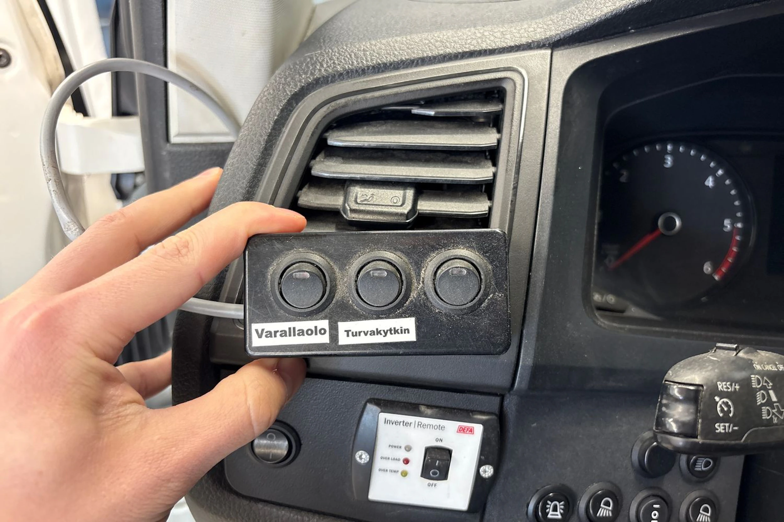 valkoinen Volkswagen Transporter 2019 kuva 17.