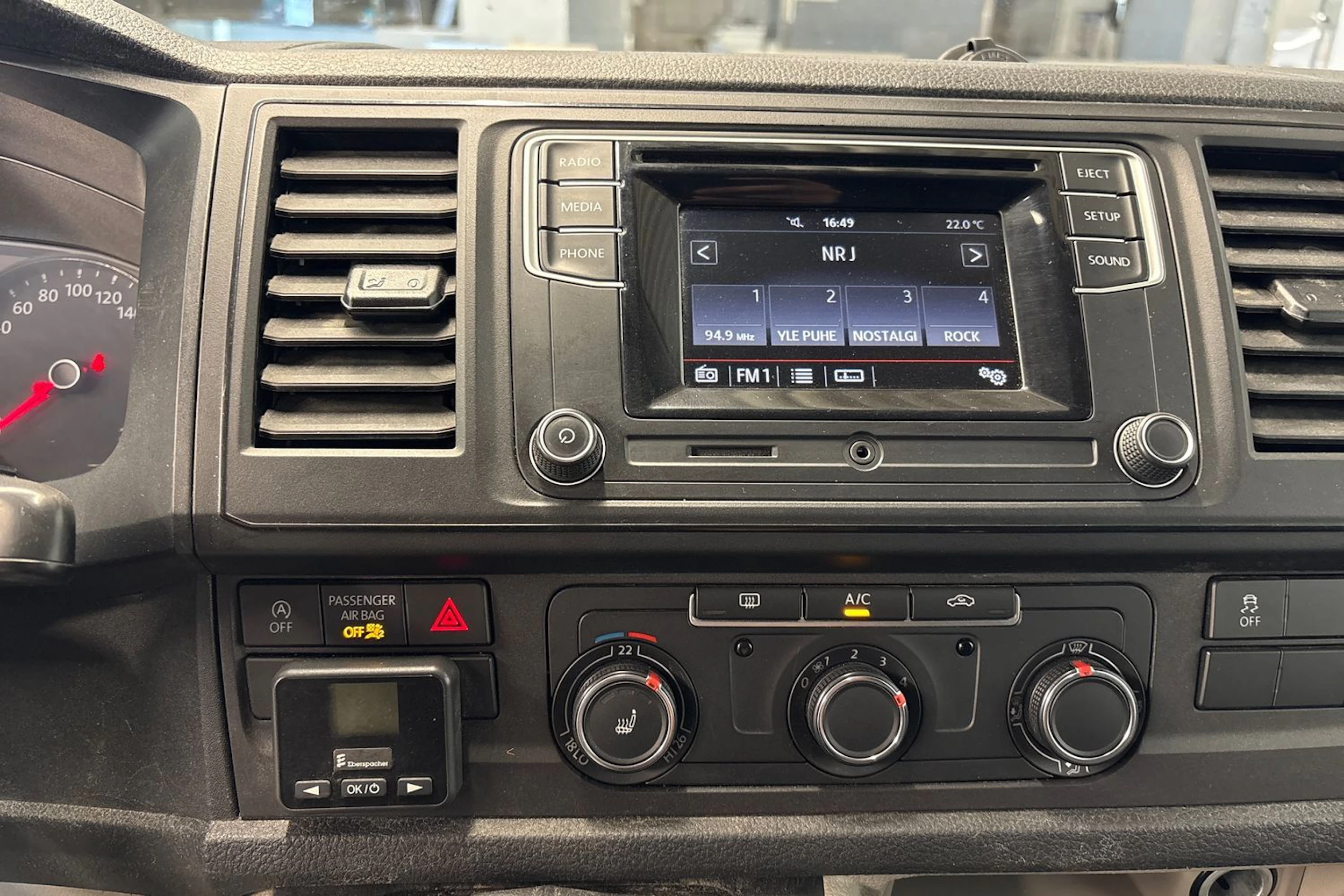 valkoinen Volkswagen Transporter 2019 kuva 19.