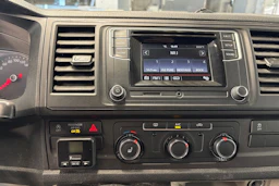 valkoinen Volkswagen Transporter 2019 kuva 19.