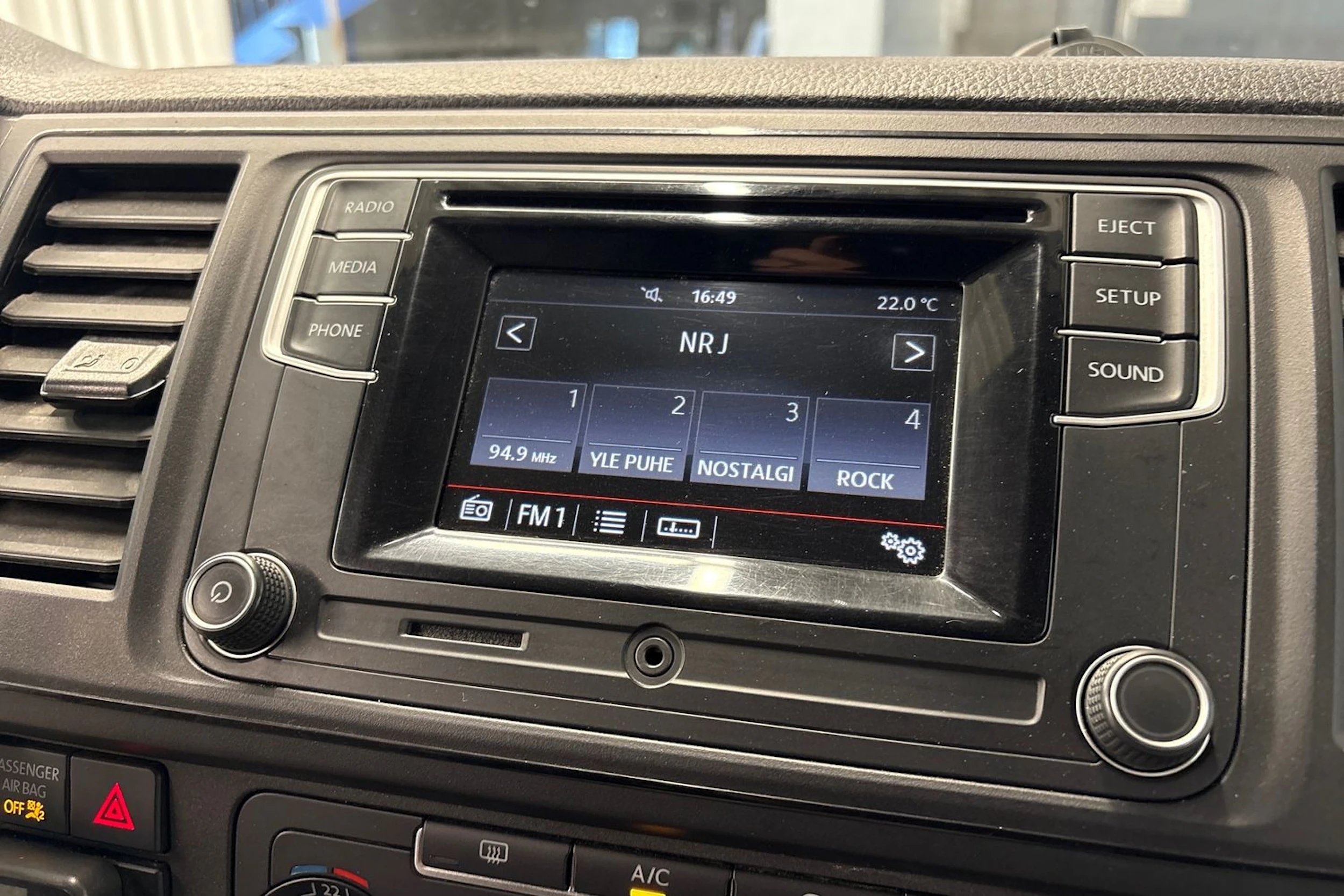 valkoinen Volkswagen Transporter 2019 kuva 20.
