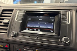 valkoinen Volkswagen Transporter 2019 kuva 20.