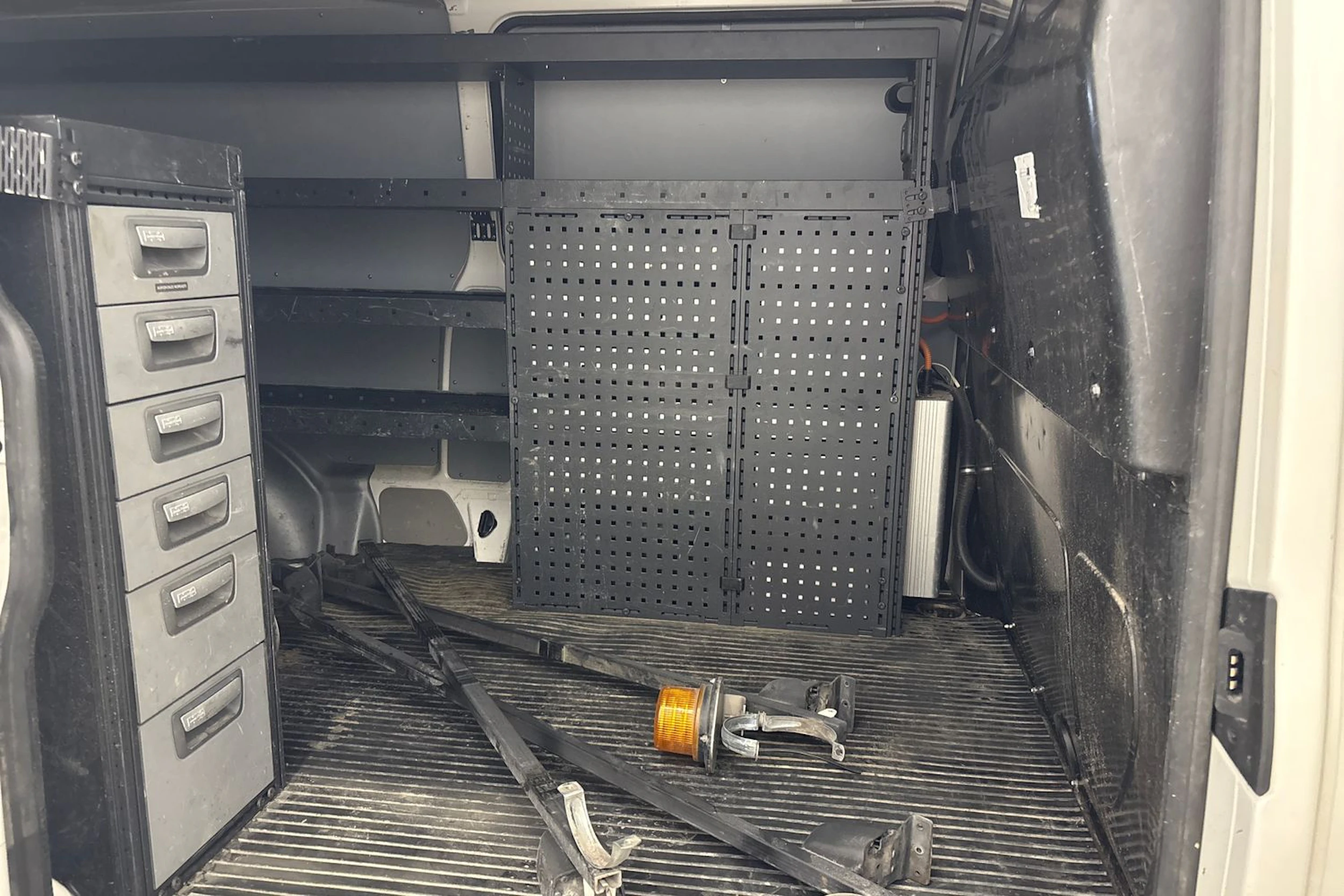 valkoinen Volkswagen Transporter 2019 kuva 24.