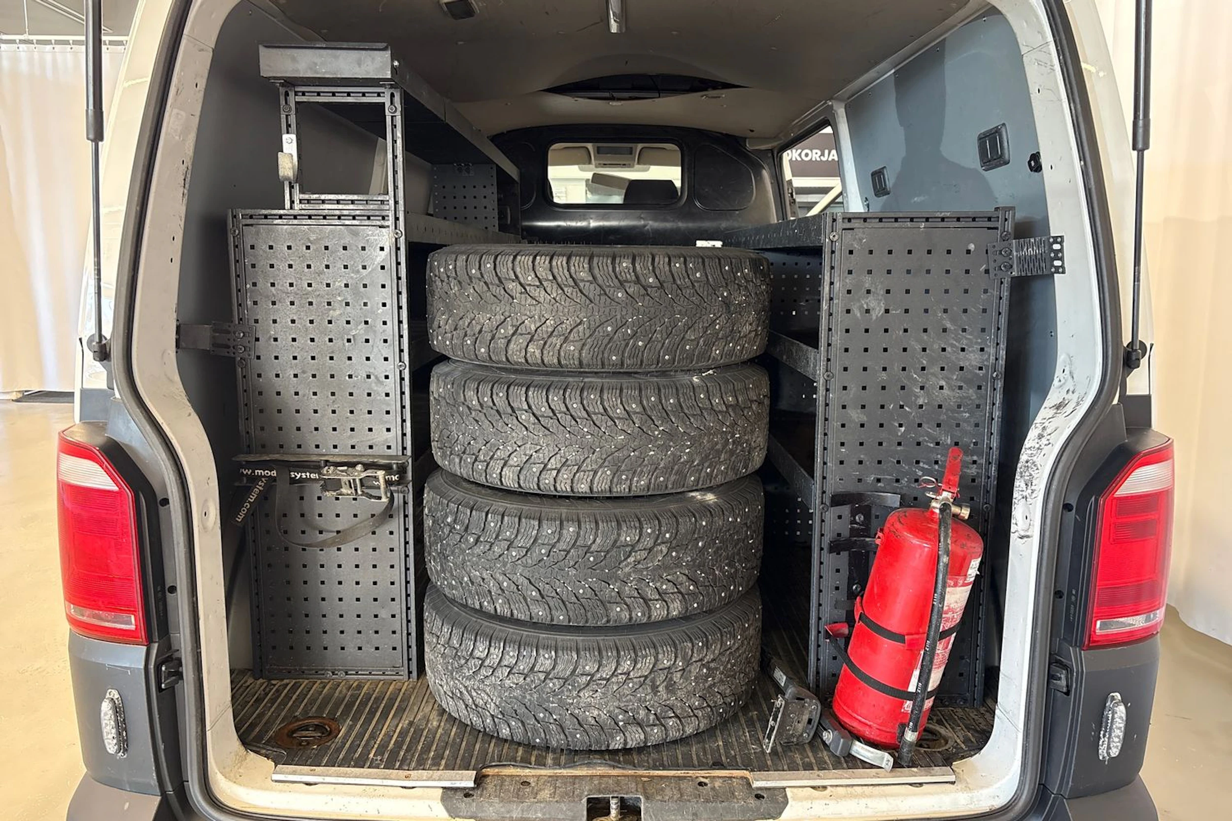 valkoinen Volkswagen Transporter 2019 kuva 25.