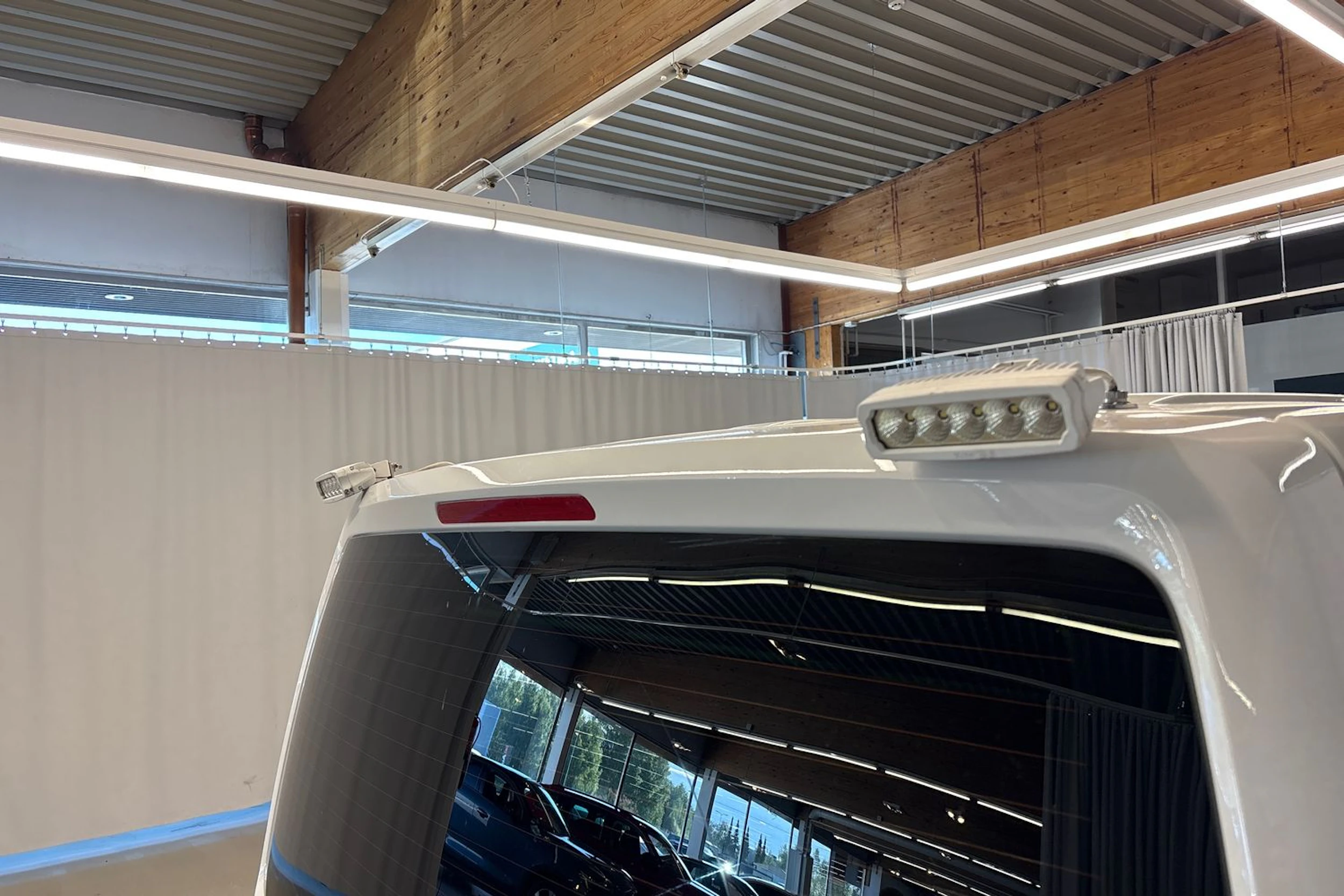 valkoinen Volkswagen Transporter 2019 kuva 27.