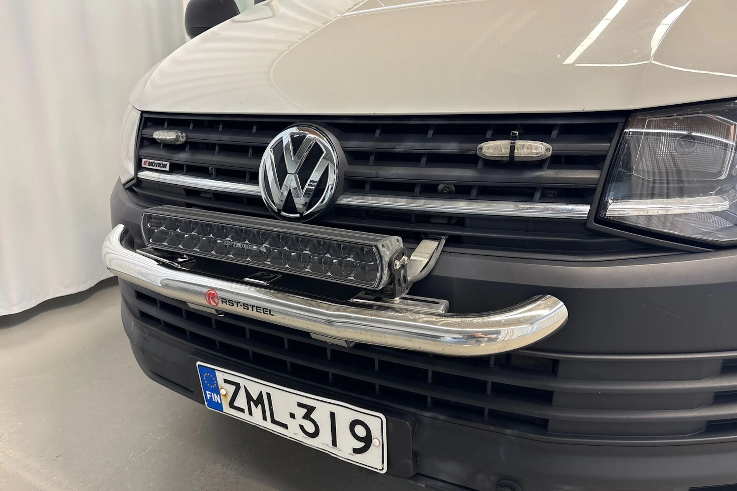 valkoinen Volkswagen Transporter 2019 kuva 29.