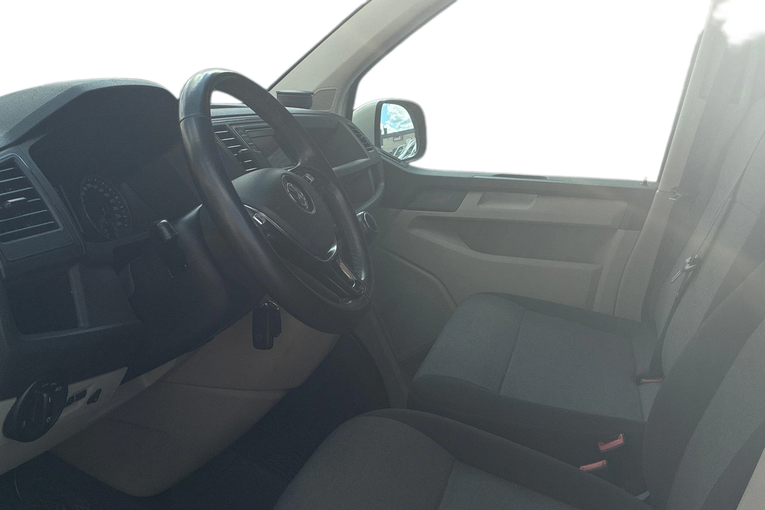 valkoinen Volkswagen Transporter 2019 kuva 3.