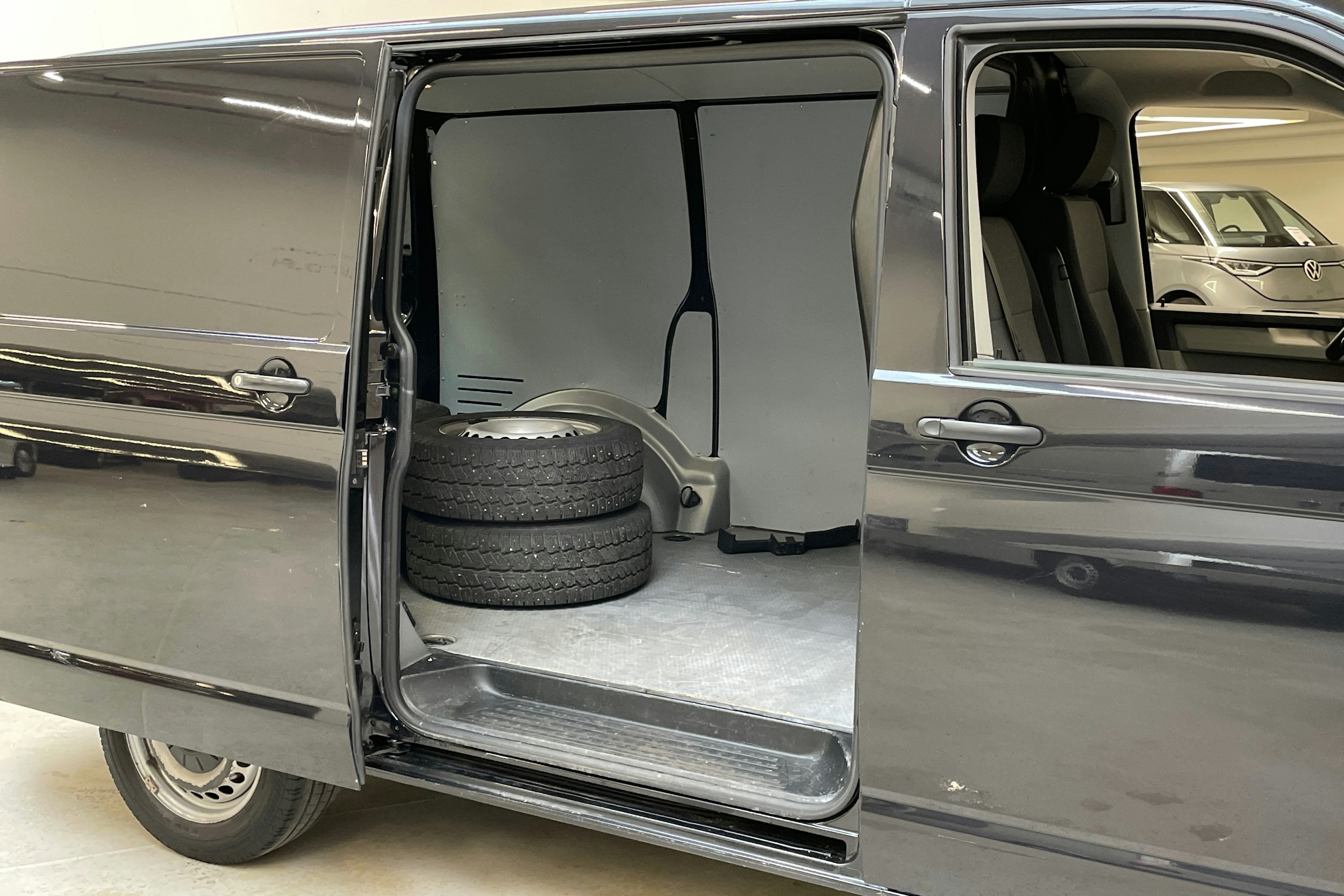 musta Volkswagen Transporter 2019 kuva 13.