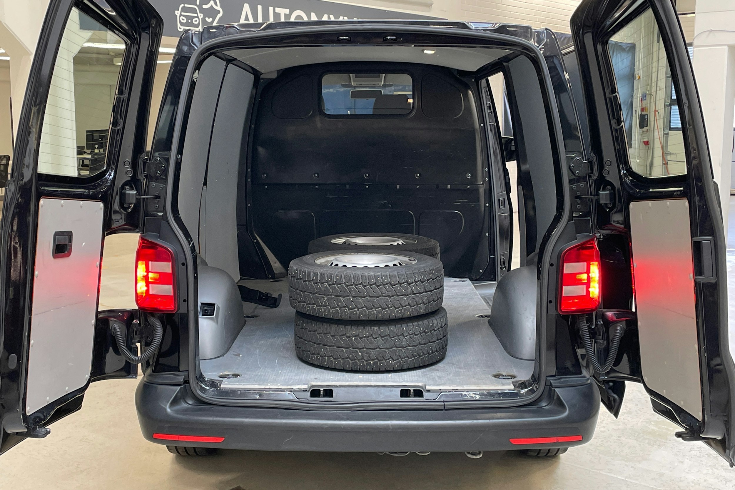 musta Volkswagen Transporter 2019 kuva 14.