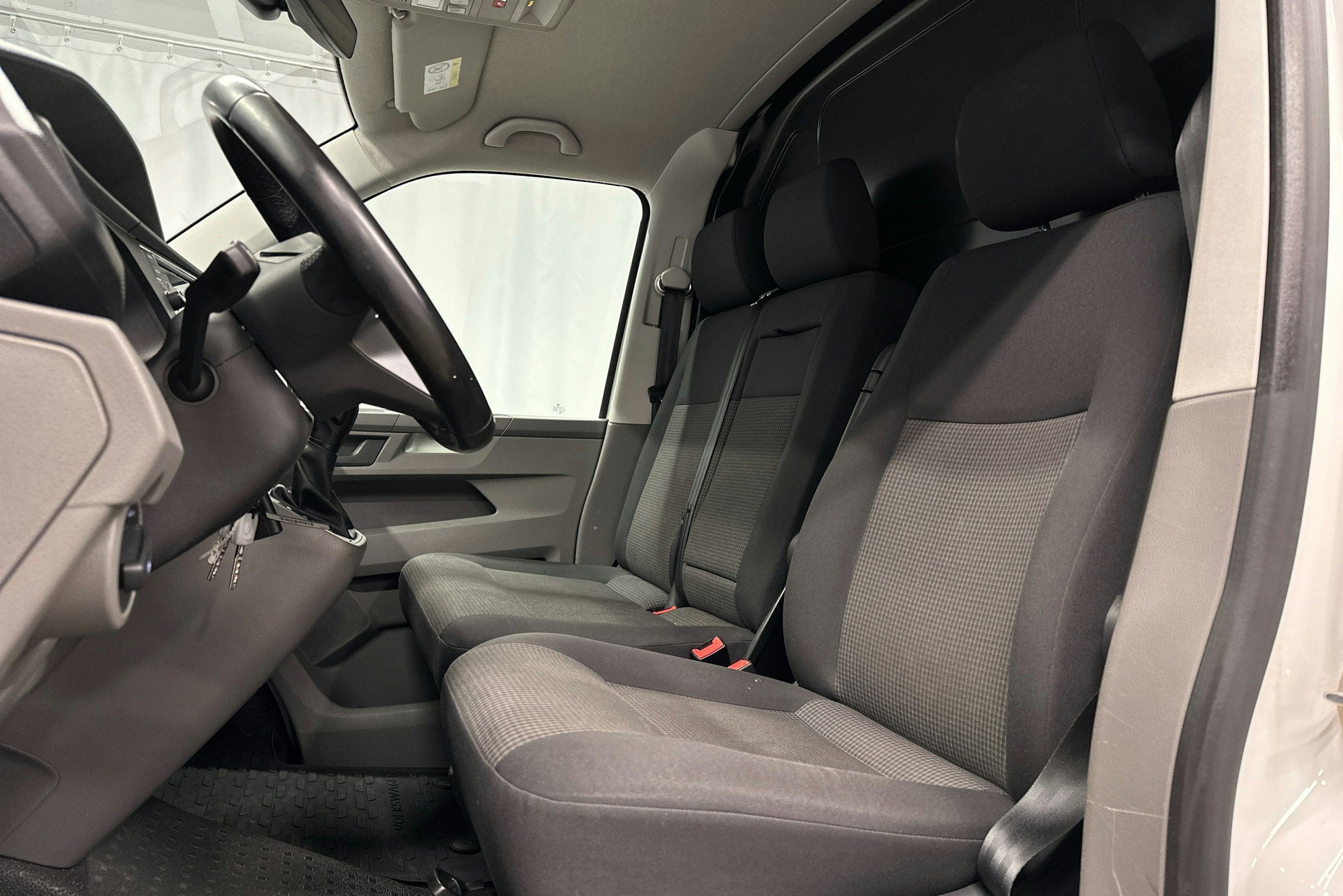 valkoinen Volkswagen Transporter 2020 kuva 7.