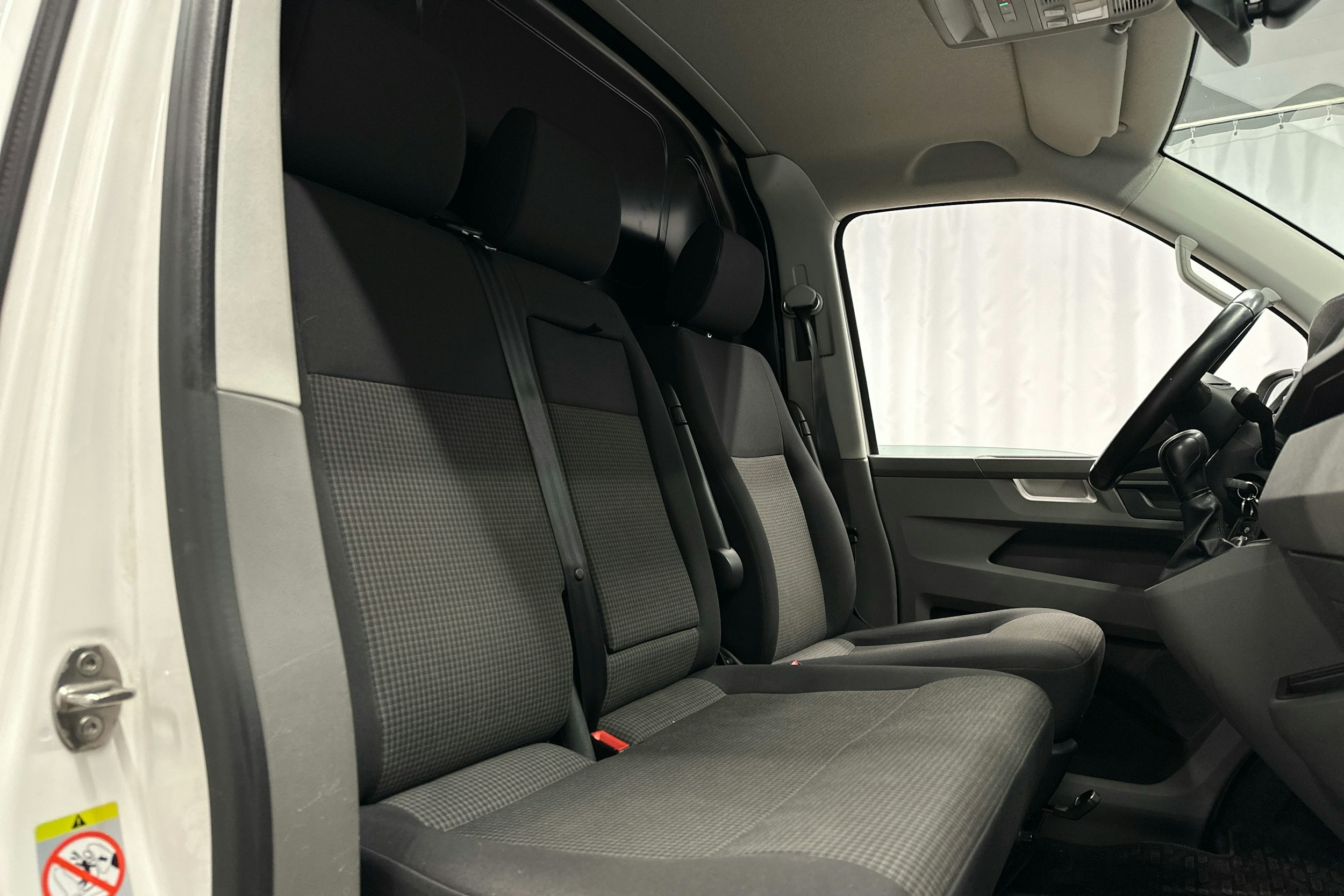 valkoinen Volkswagen Transporter 2020 kuva 8.