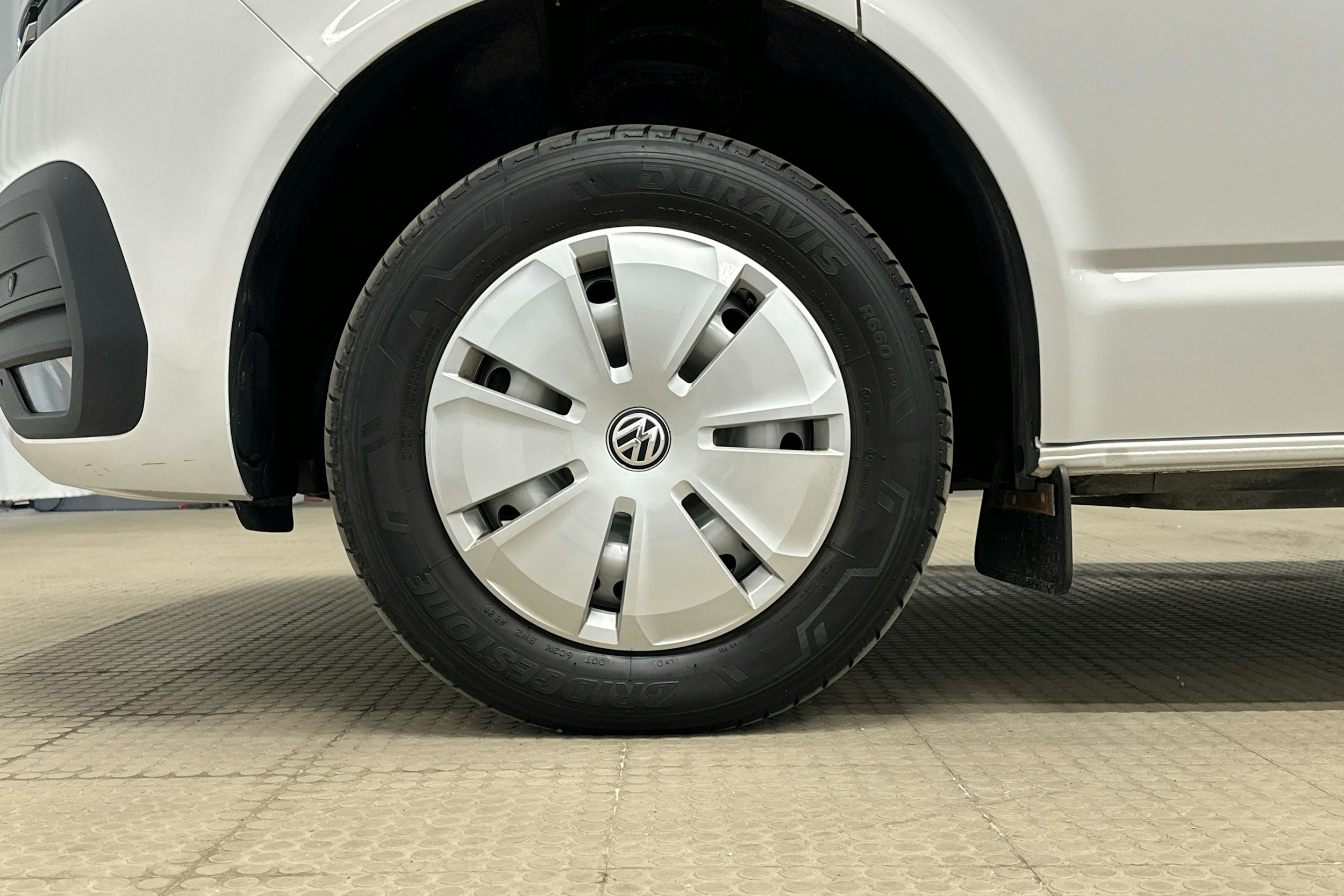 valkoinen Volkswagen Transporter 2020 kuva 9.