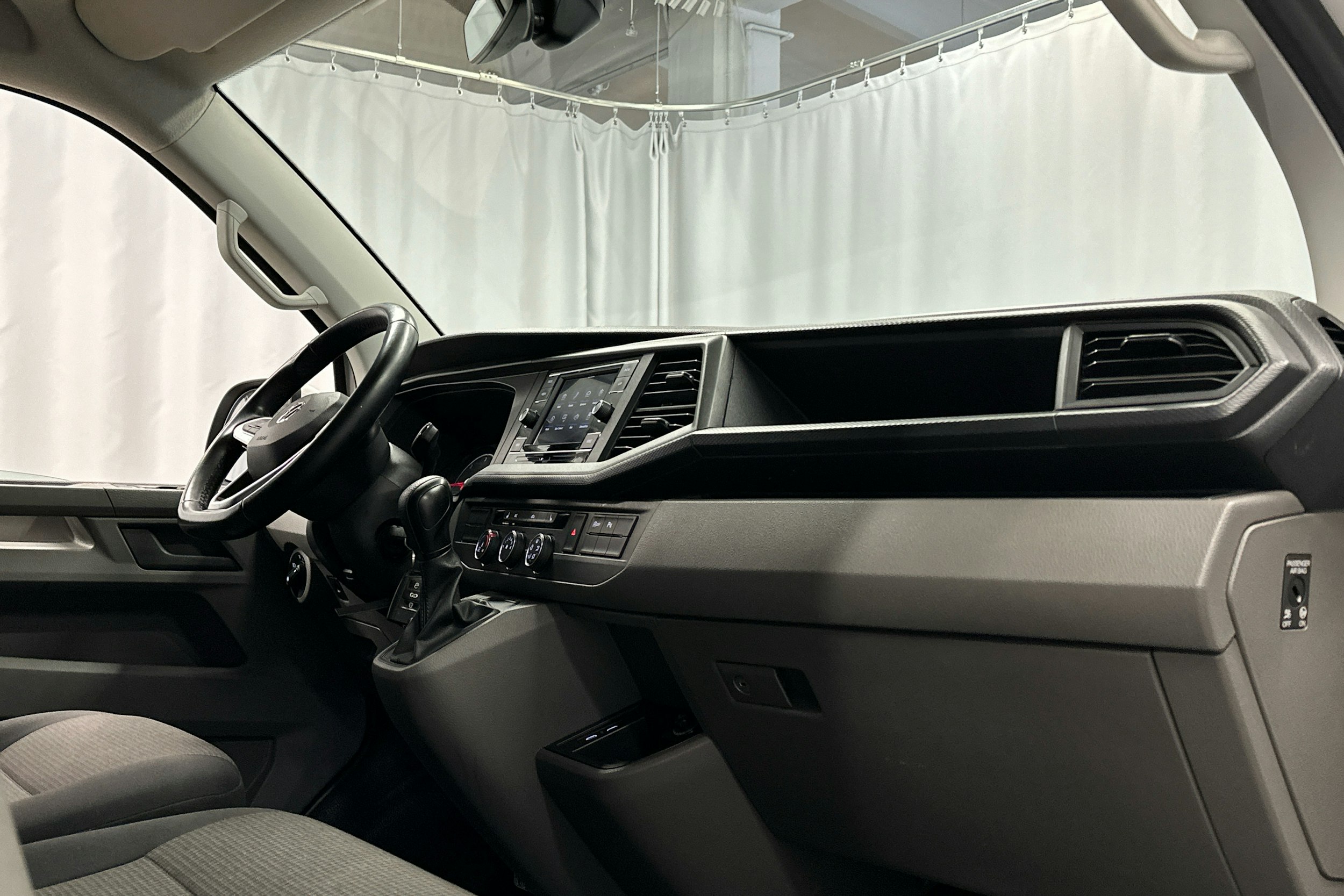 valkoinen Volkswagen Transporter 2020 kuva 11.