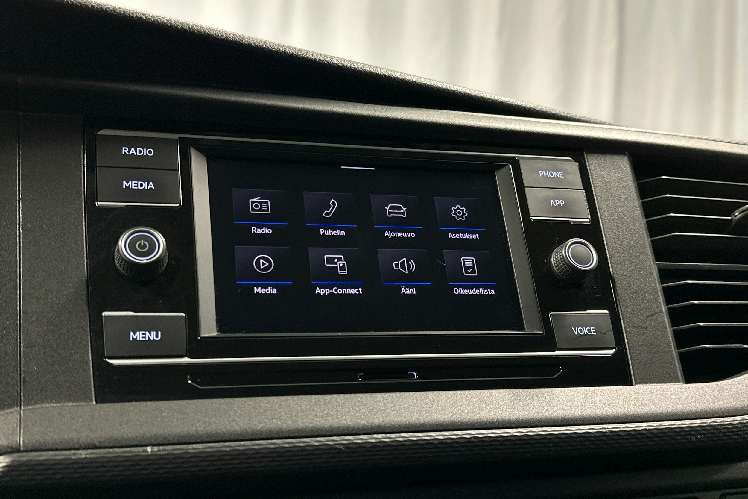 valkoinen Volkswagen Transporter 2020 kuva 16.