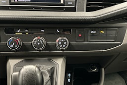 valkoinen Volkswagen Transporter 2020 kuva 21.