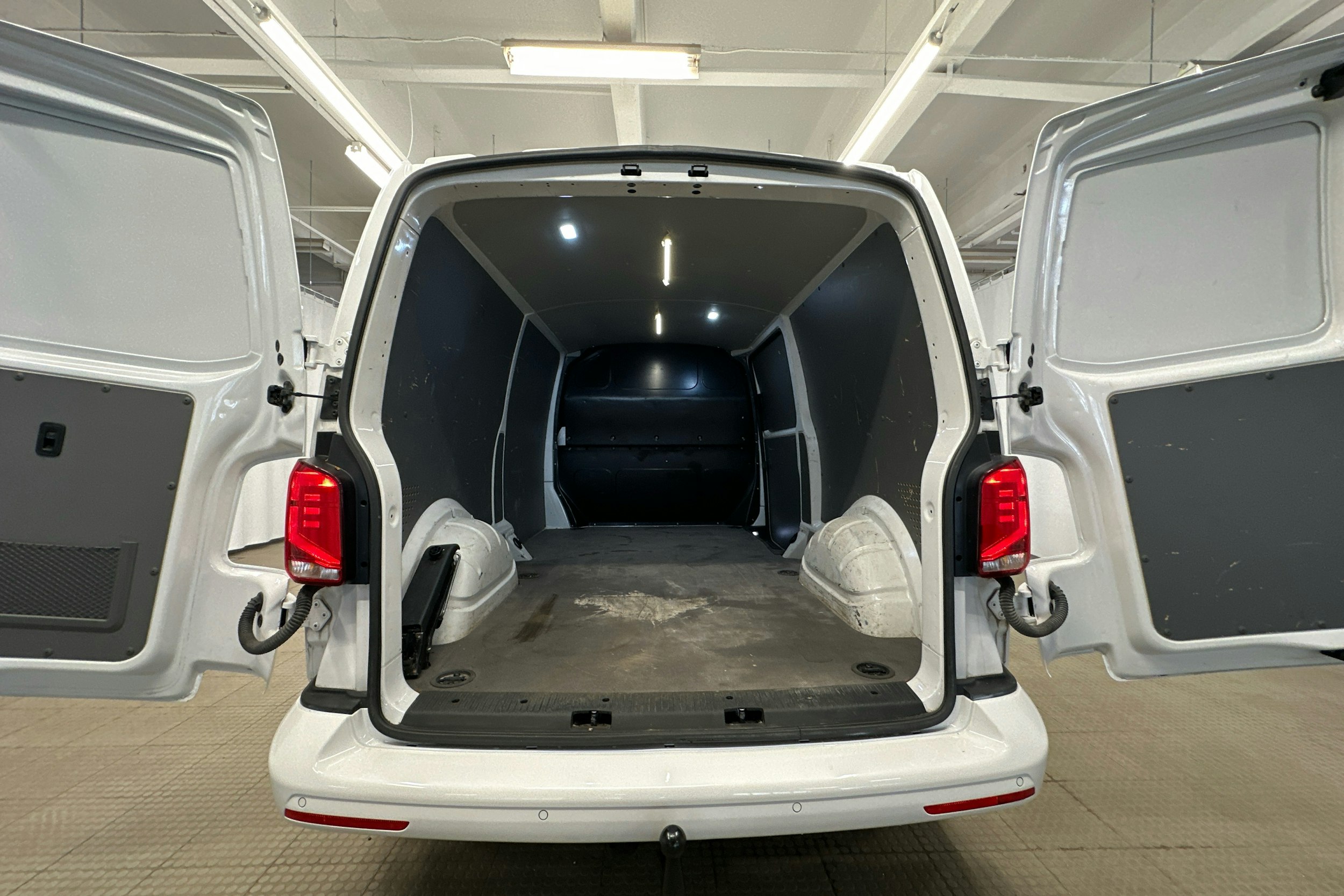 valkoinen Volkswagen Transporter 2020 kuva 22.