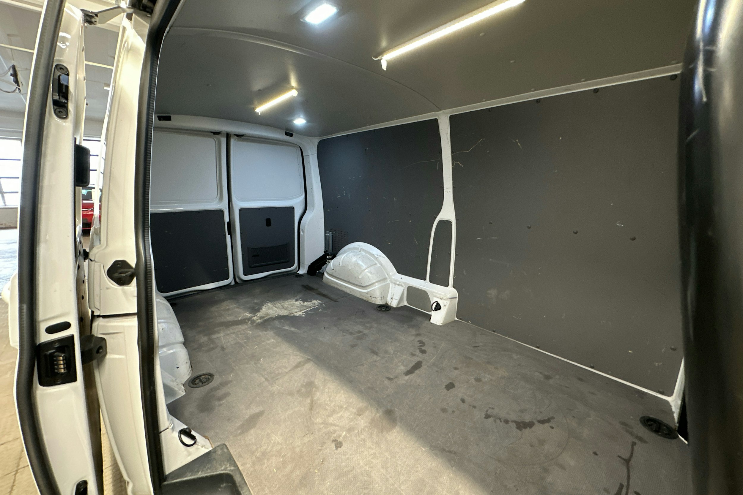 valkoinen Volkswagen Transporter 2020 kuva 23.