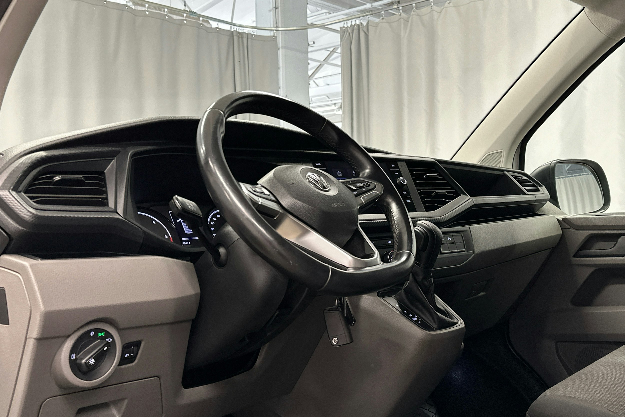 valkoinen Volkswagen Transporter 2020 kuva 6.