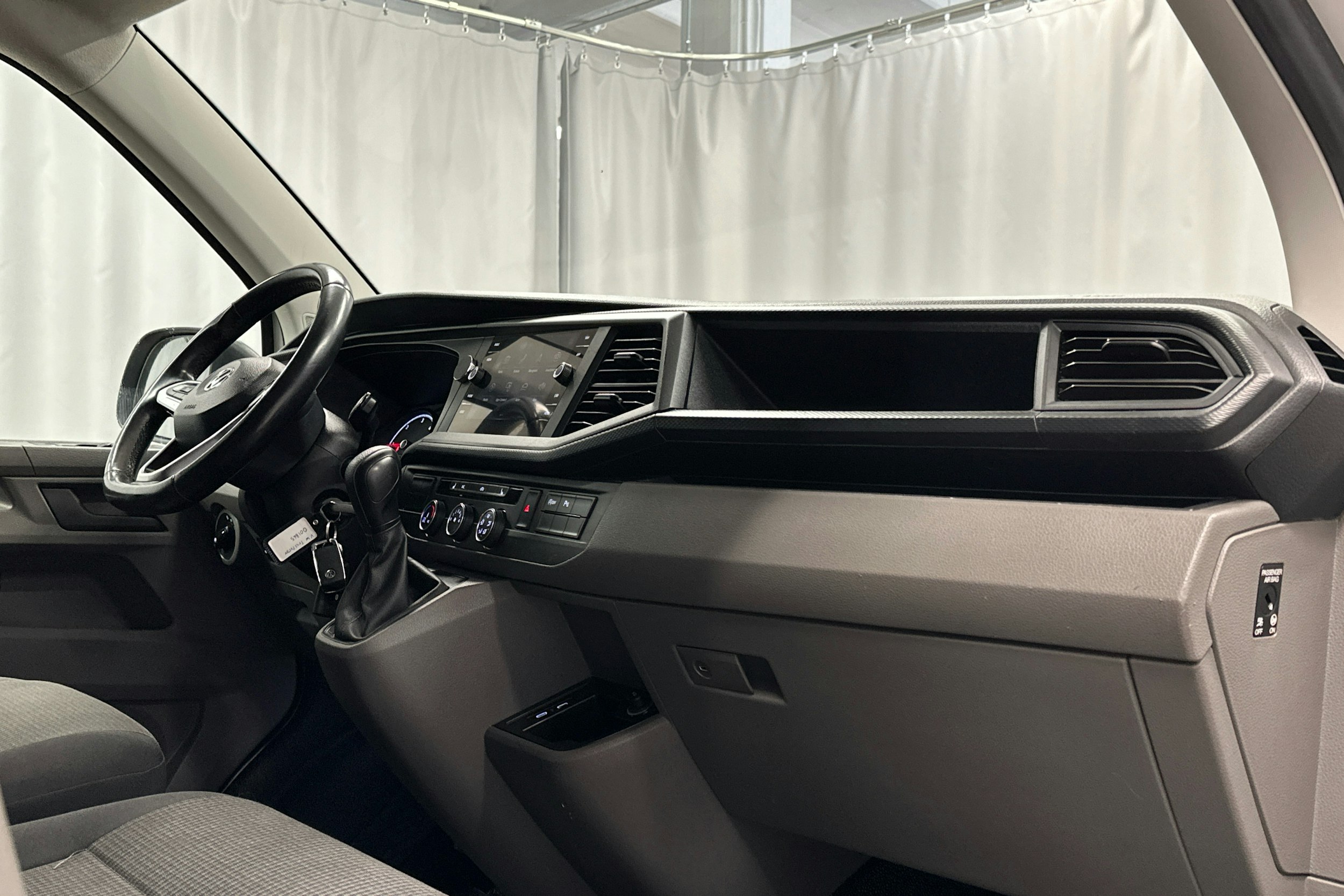 valkoinen Volkswagen Transporter 2020 kuva 9.