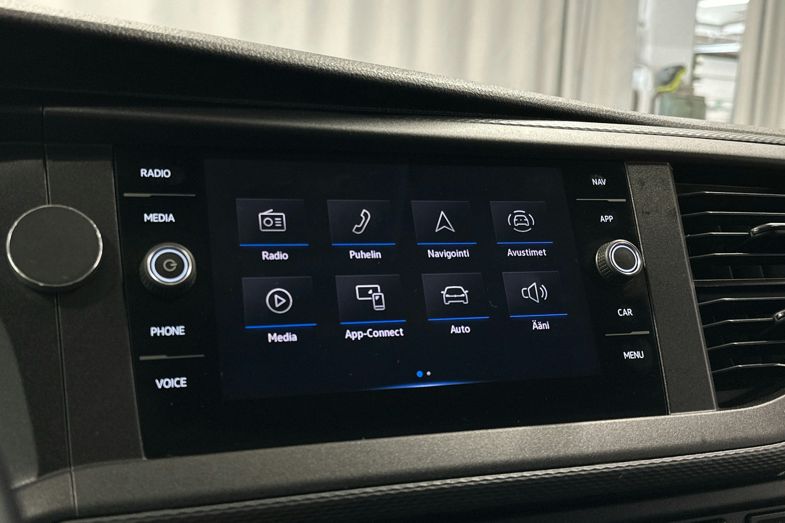 valkoinen Volkswagen Transporter 2020 kuva 16.