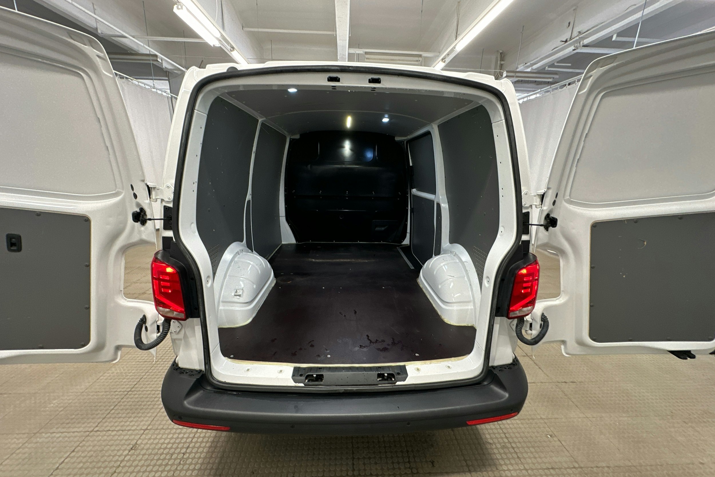 valkoinen Volkswagen Transporter 2020 kuva 21.