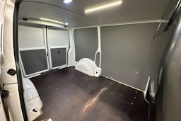 valkoinen Volkswagen Transporter 2020 kuva 22.