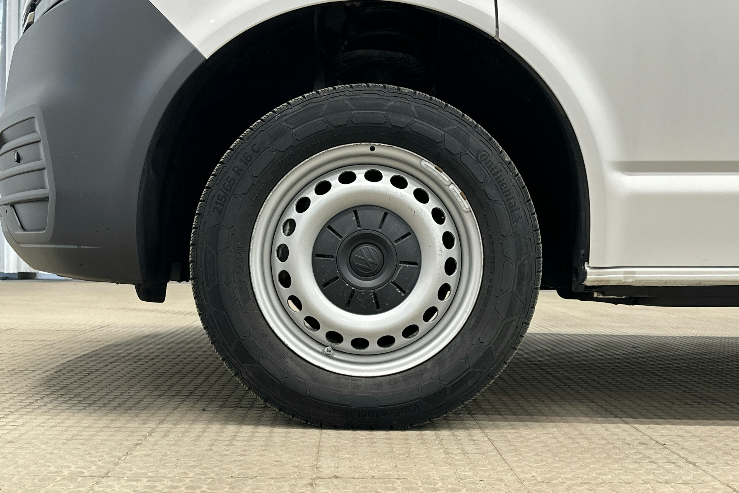 valkoinen Volkswagen Transporter 2020 kuva 23.