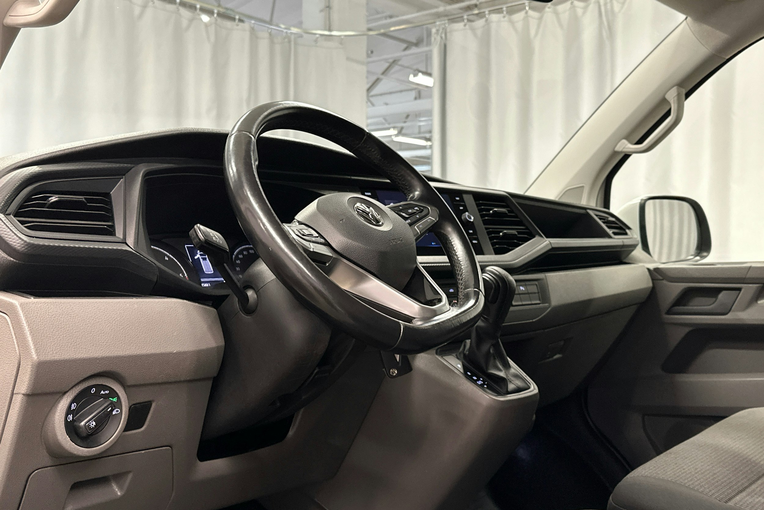 valkoinen Volkswagen Transporter 2020 kuva 6.