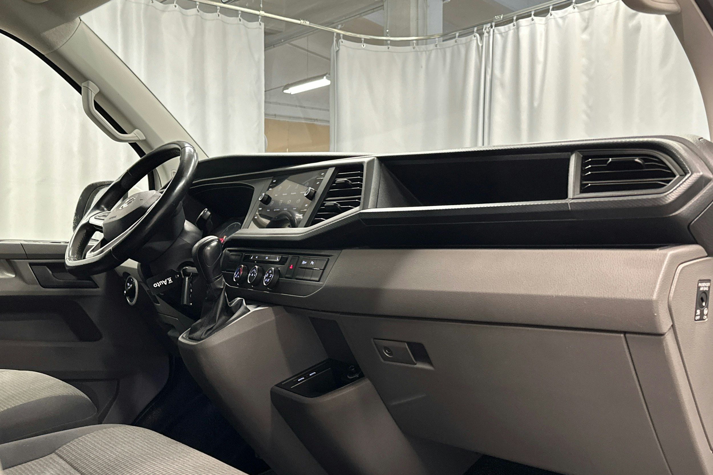 valkoinen Volkswagen Transporter 2020 kuva 8.